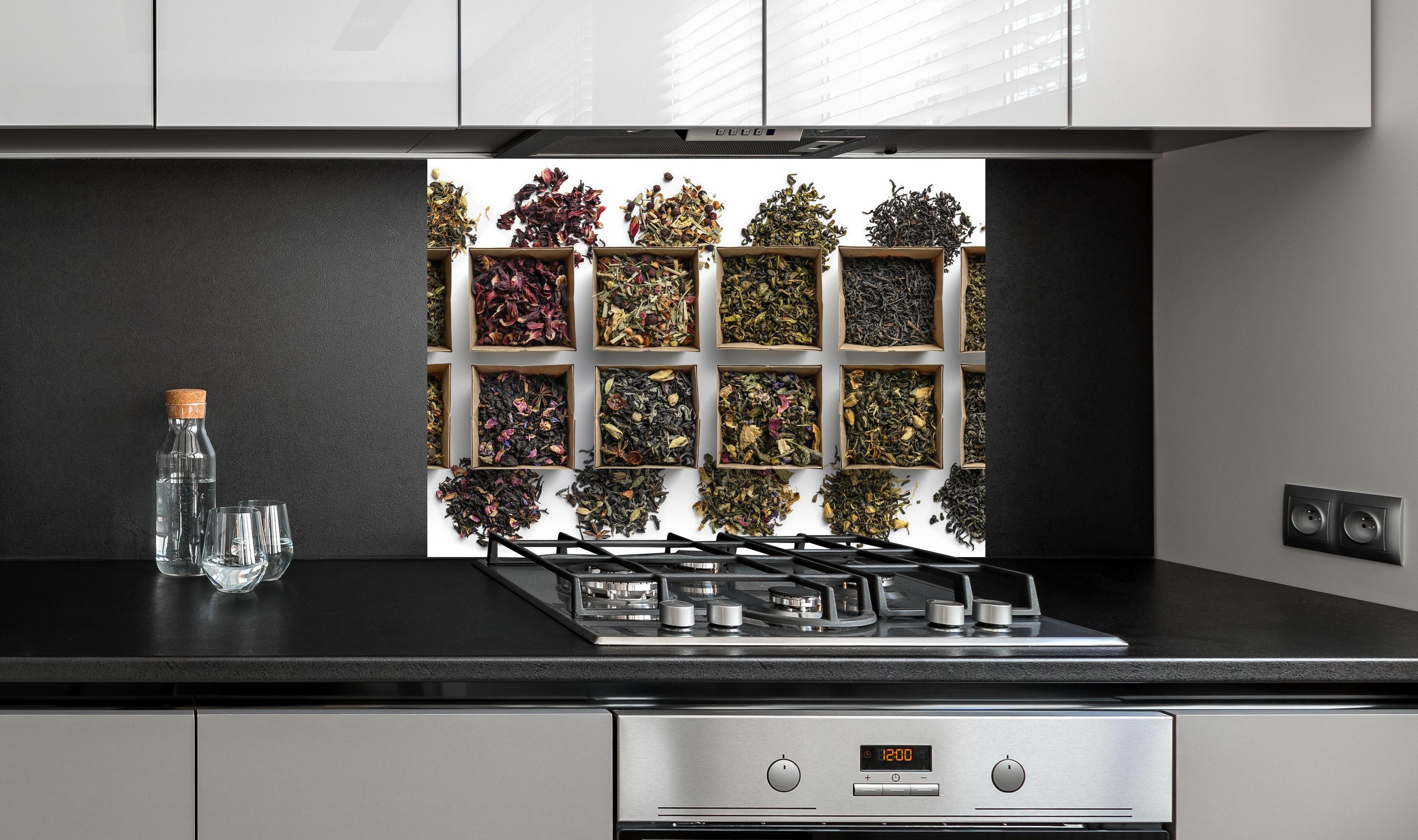 Spritzschutz - Gesunde Teesorten an edler Anthrazit-Wand hinter silbernem Gasherd