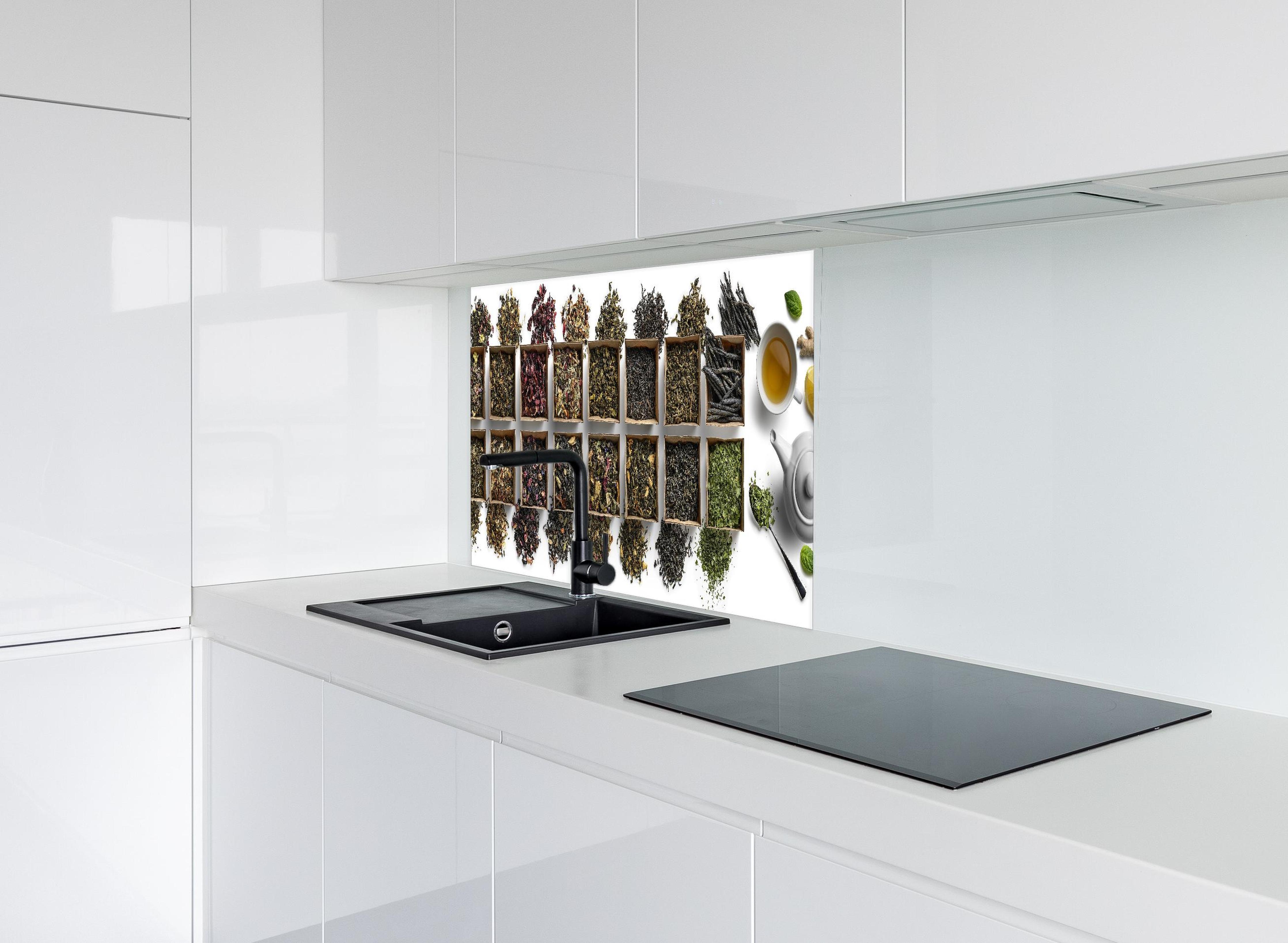 Spritzschutz - Gesunde Teesorten hinter modernem schwarz-matten Spülbecken in weißer Hochglanz-Küche