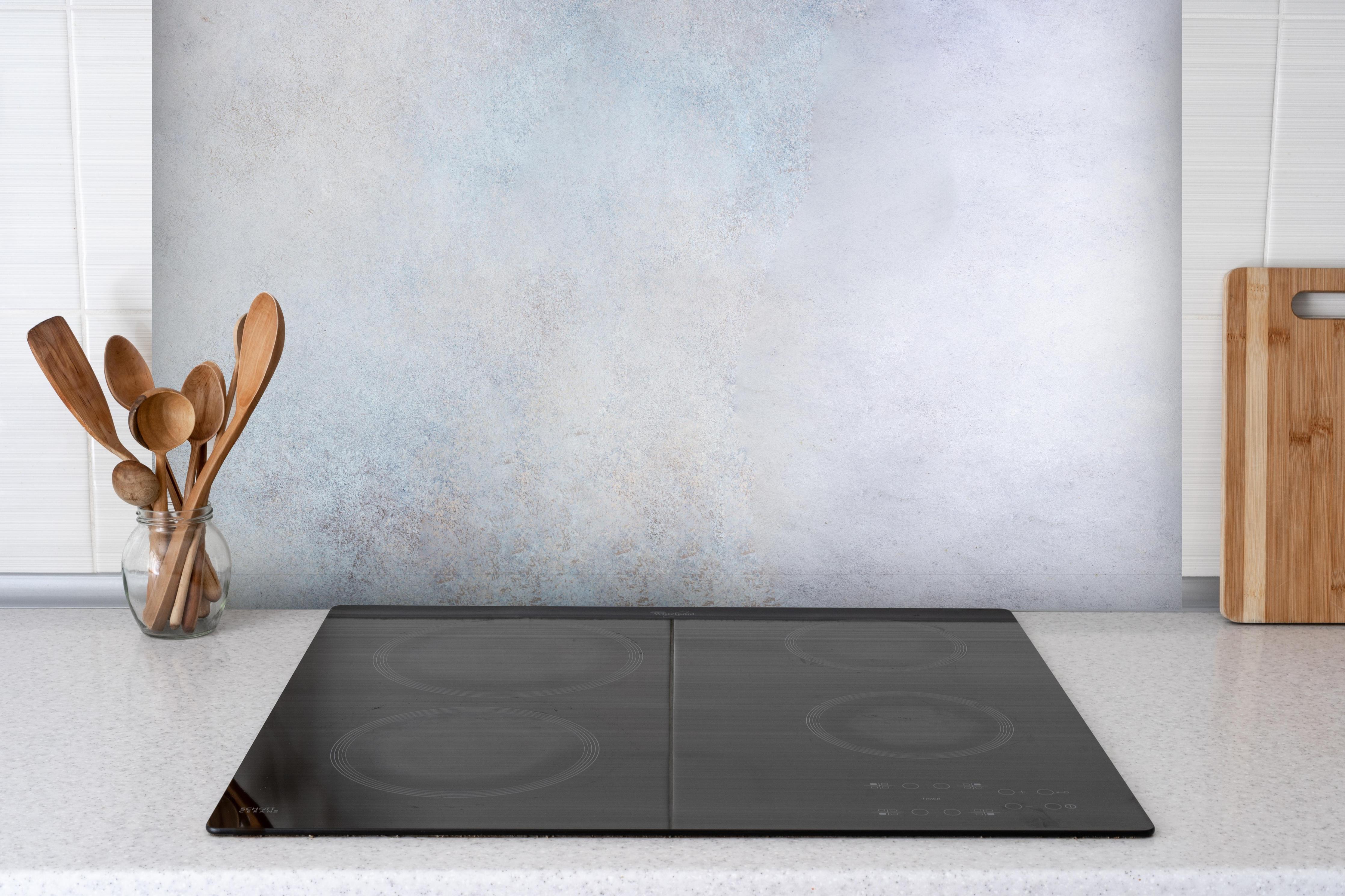 Spritzschutz - Gesundes Frühstück hinter einem Cerankochfeld zwischen Holz-Kochutensilien