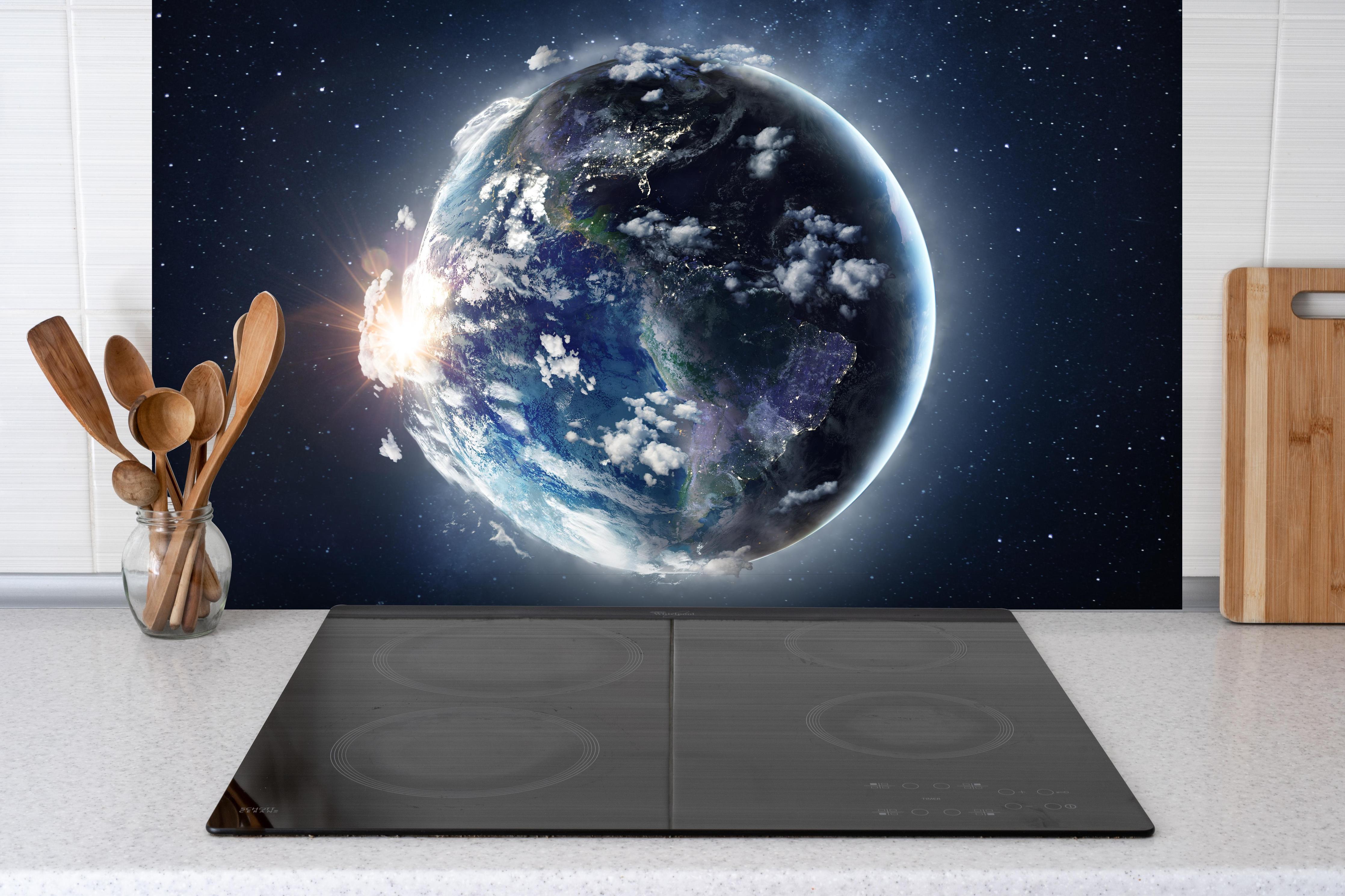 Spritzschutz - Globus Ansicht aus dem Weltall hinter einem Cerankochfeld zwischen Holz-Kochutensilien