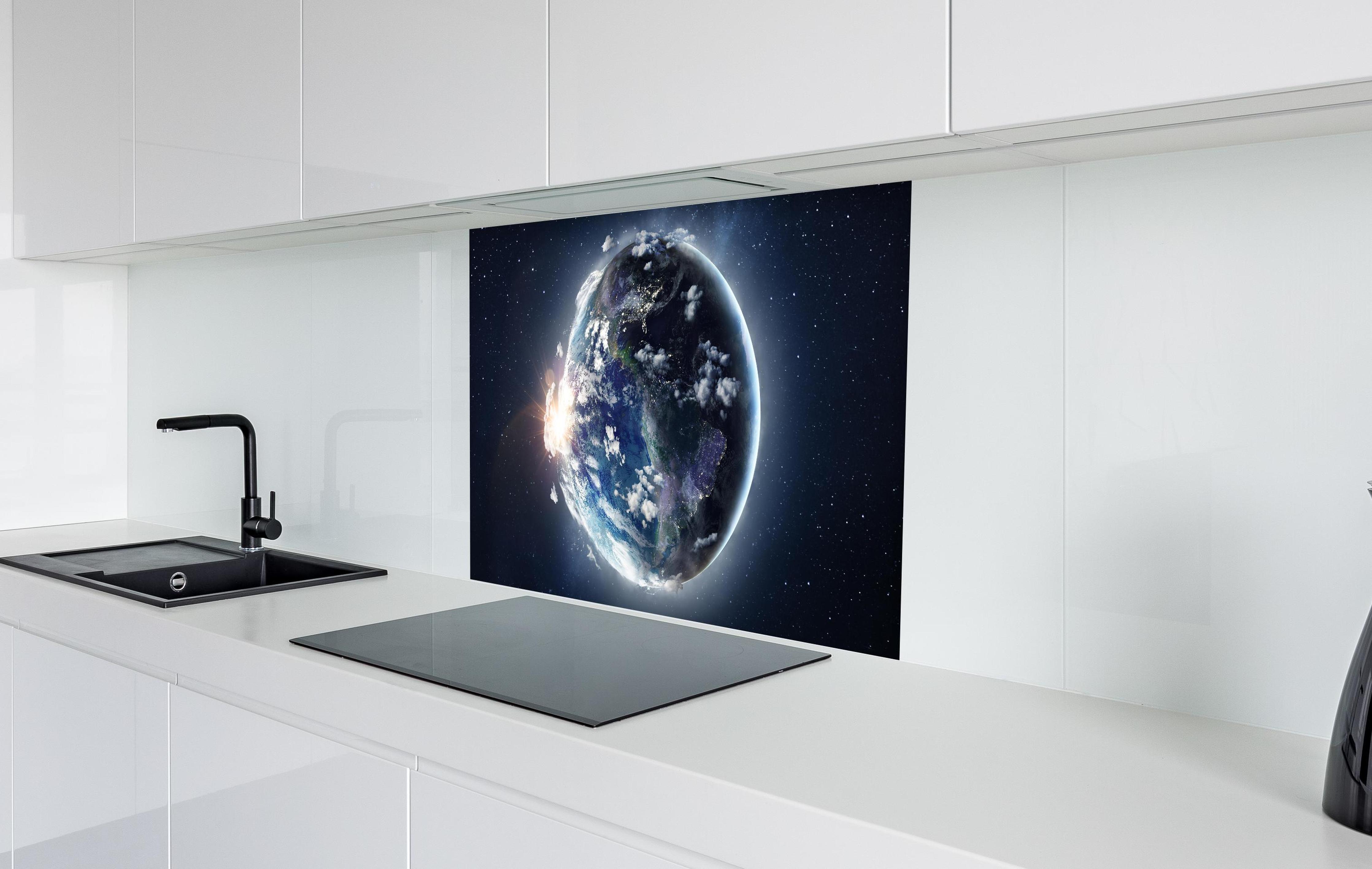 Spritzschutz - Globus Ansicht aus dem Weltall in weißer Hochglanz-Küche hinter einem Cerankochfeld