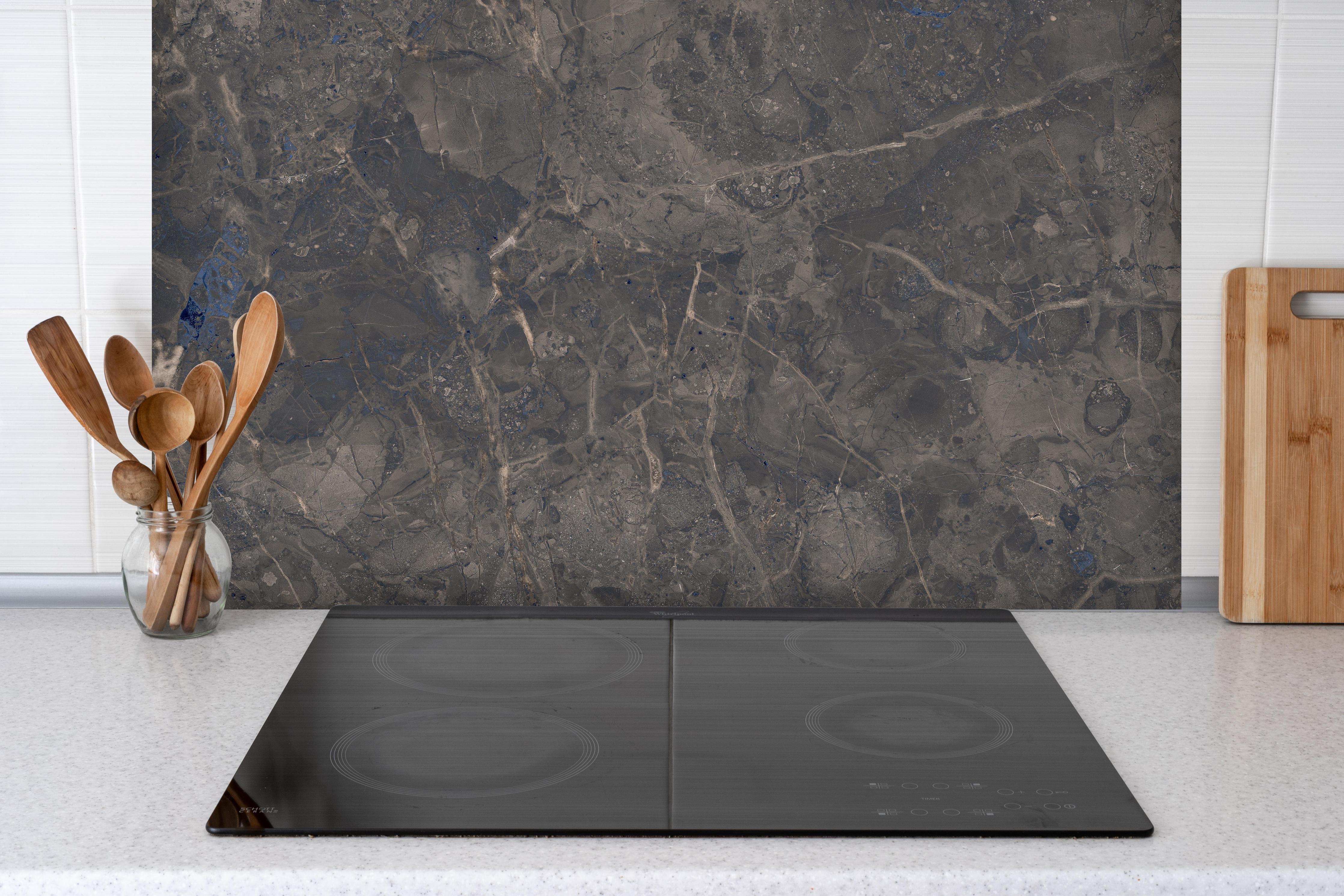 Spritzschutz - Gräulich Rustikale Marmor Textur hinter einem Cerankochfeld zwischen Holz-Kochutensilien