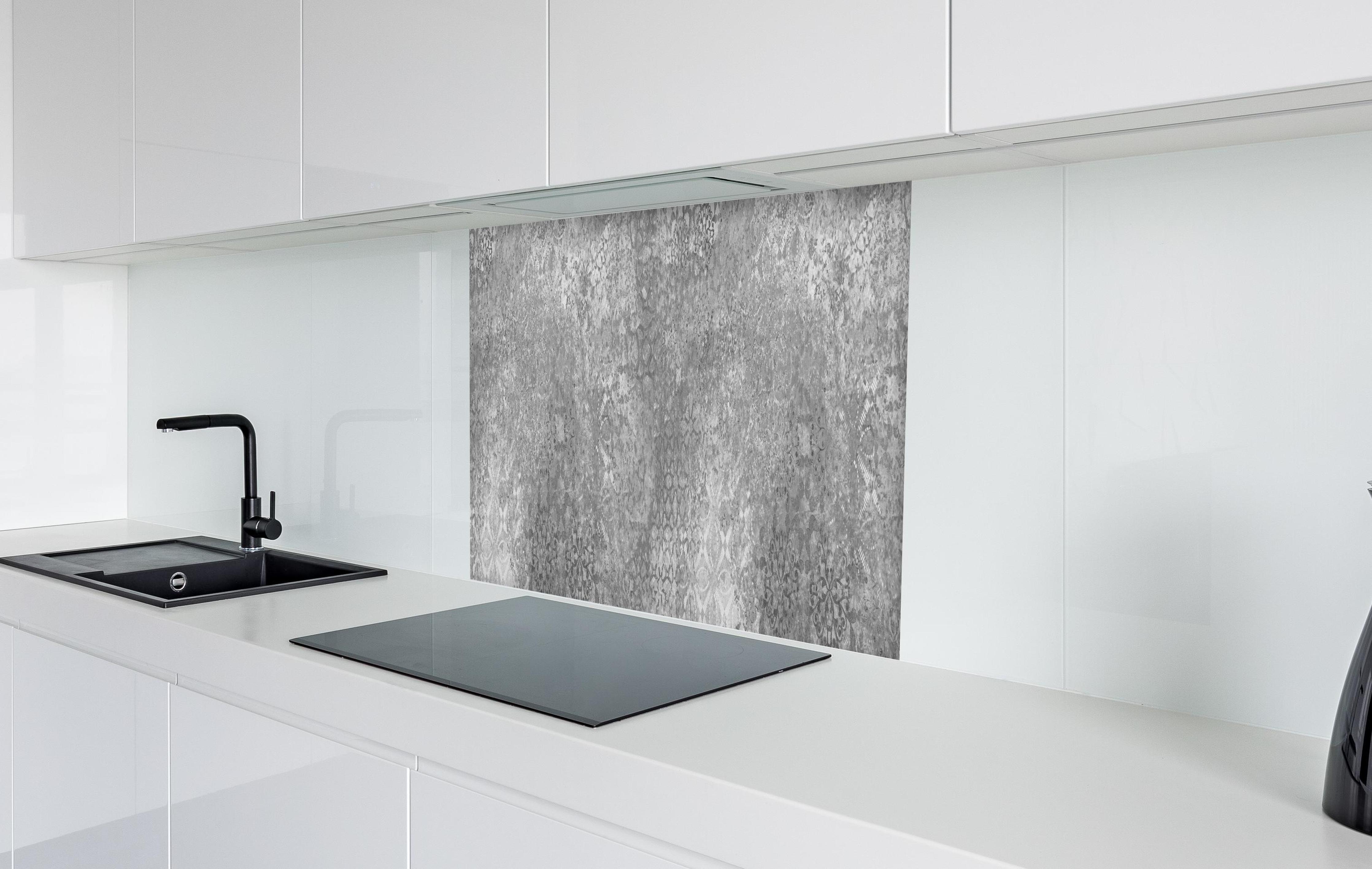 Spritzschutz - Gräuliche Patchwork Fliesen in weißer Hochglanz-Küche hinter einem Cerankochfeld