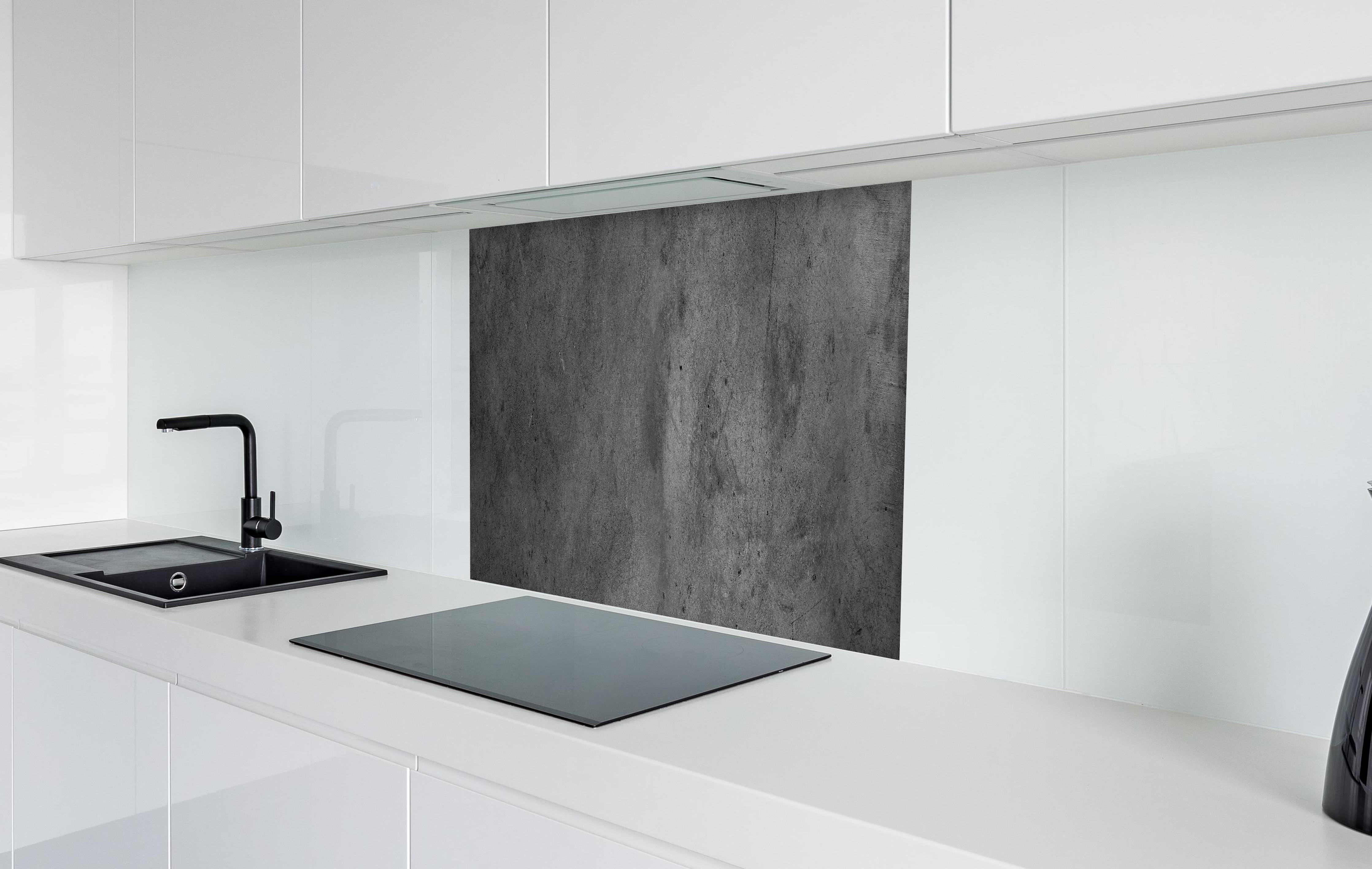 Spritzschutz - Gräulicher rauer Beton - Dunkel in weißer Hochglanz-Küche hinter einem Cerankochfeld