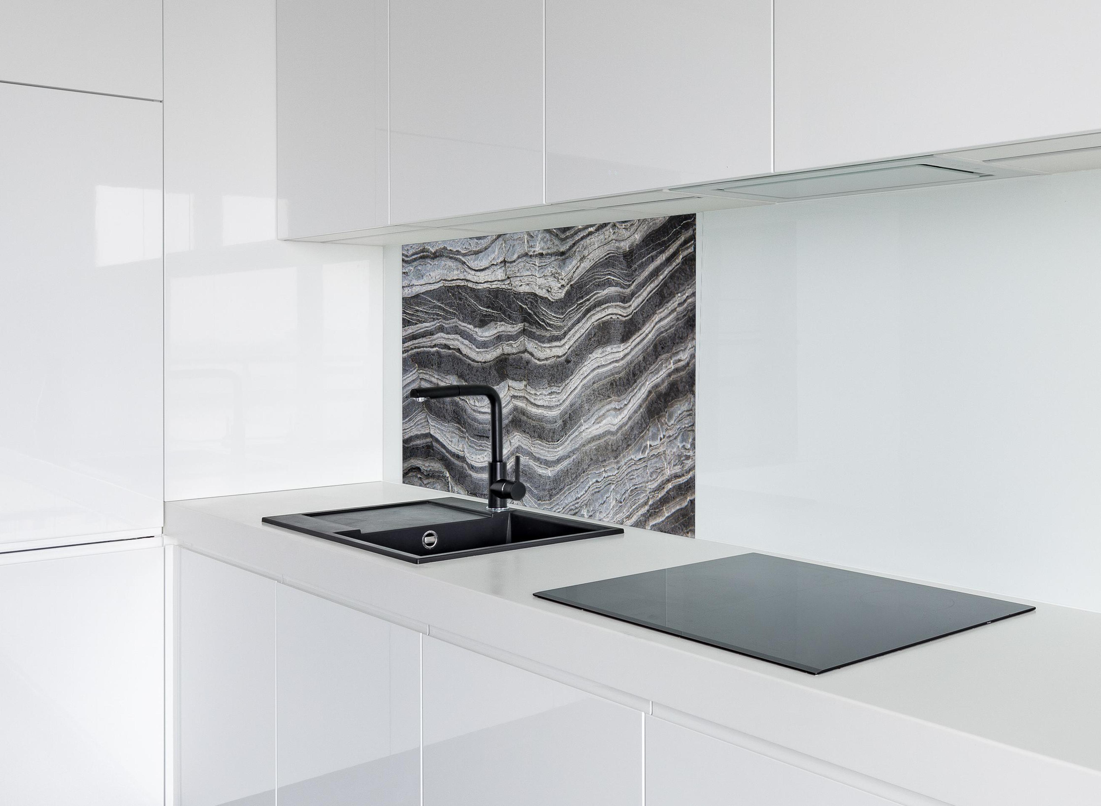 Spritzschutz - Gräulicher rissiger Schiefer hinter modernem schwarz-matten Spülbecken in weißer Hochglanz-Küche