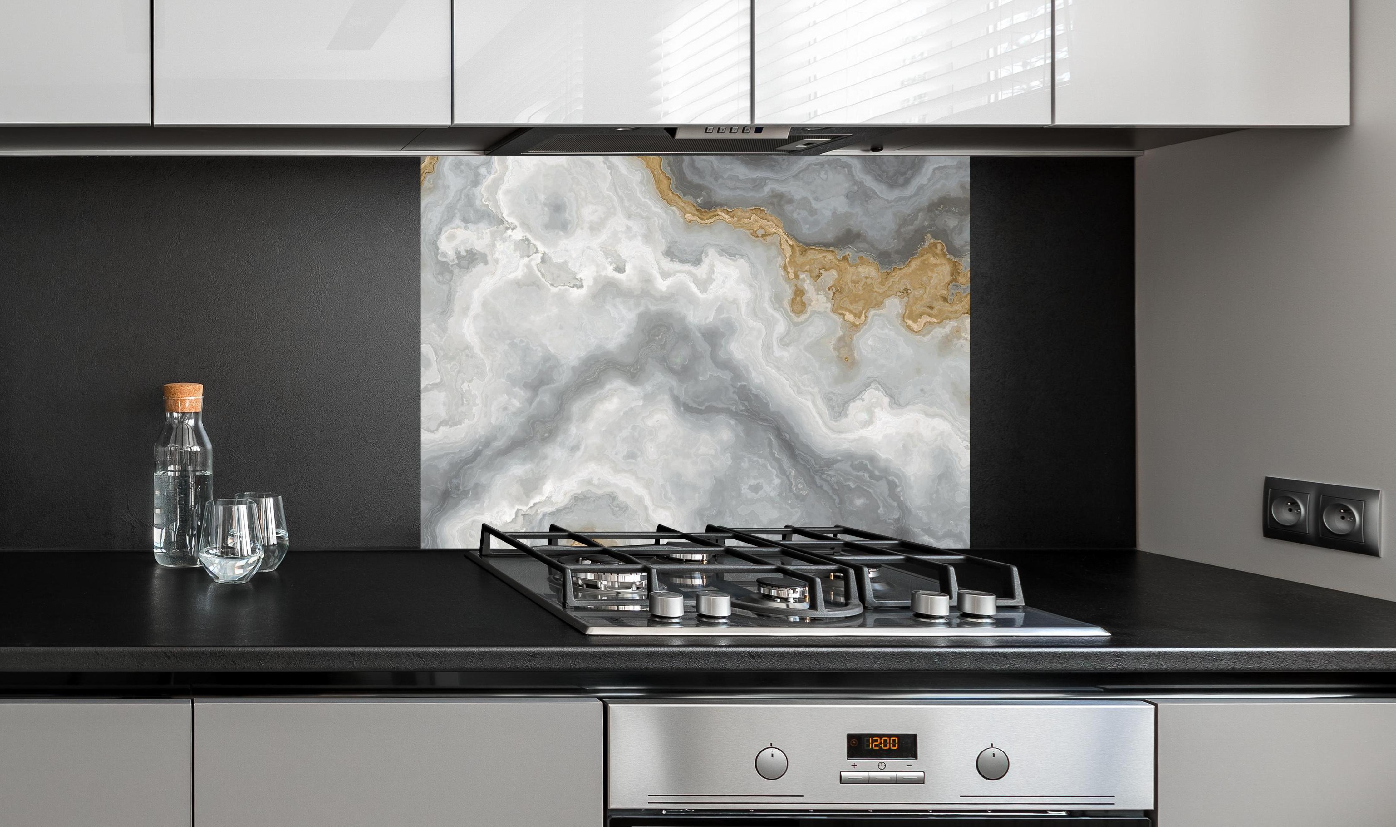 Spritzschutz - Grau-weißes Marmormuster an edler Anthrazit-Wand hinter silbernem Gasherd