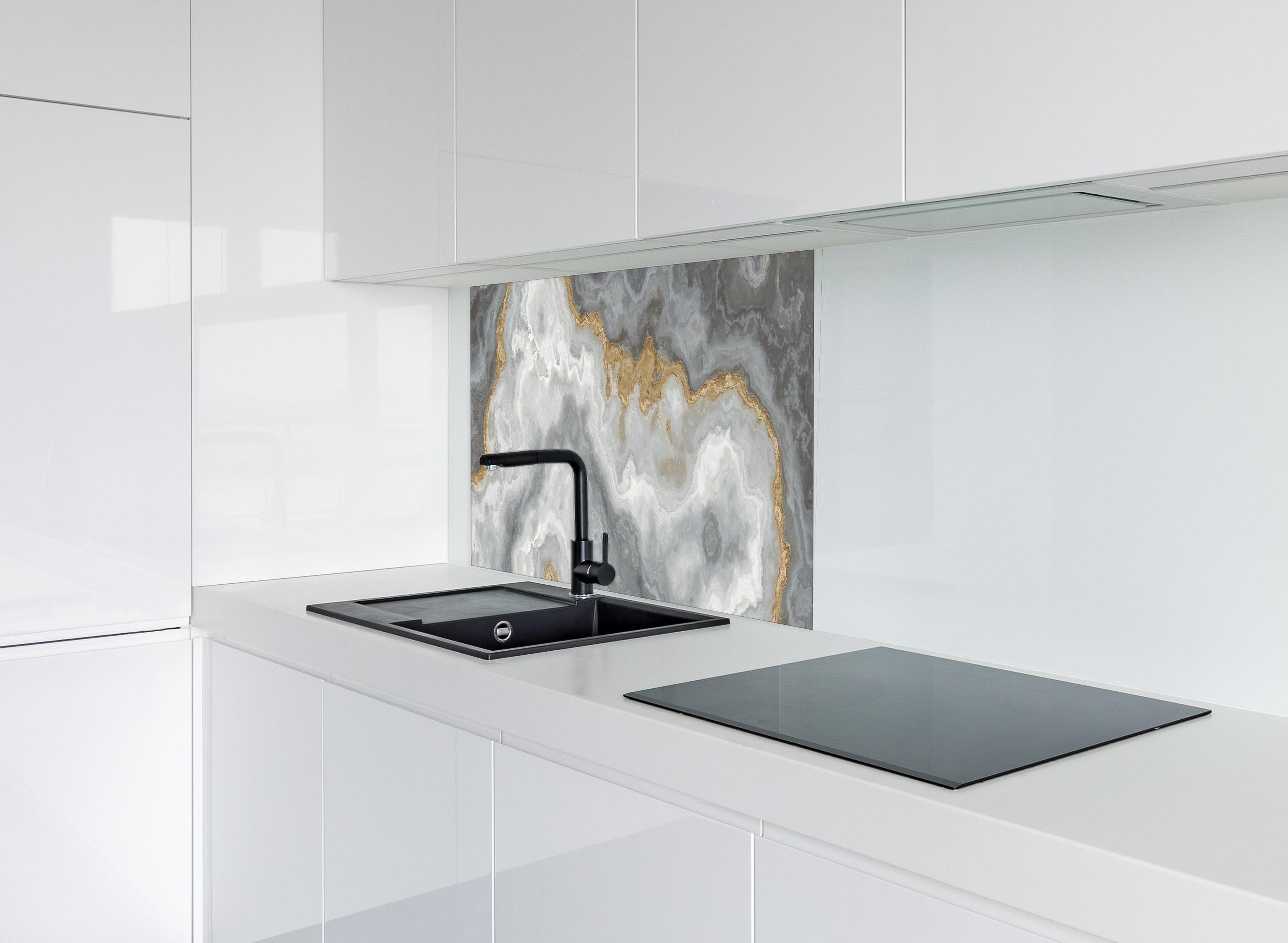 Spritzschutz - Grau-weißes Marmormuster hinter modernem schwarz-matten Spülbecken in weißer Hochglanz-Küche