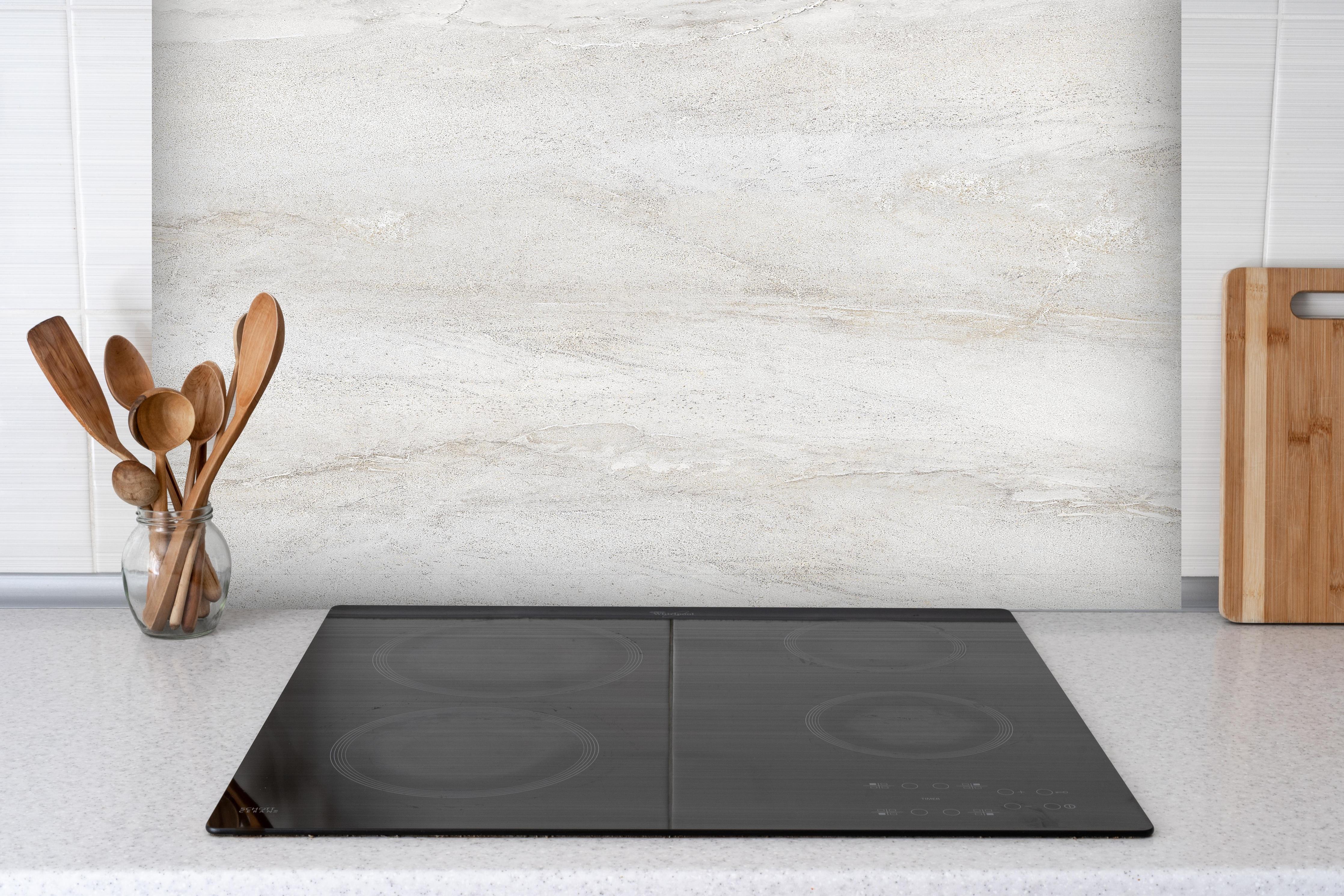 Spritzschutz - Graue Beton Struktur hinter einem Cerankochfeld zwischen Holz-Kochutensilien