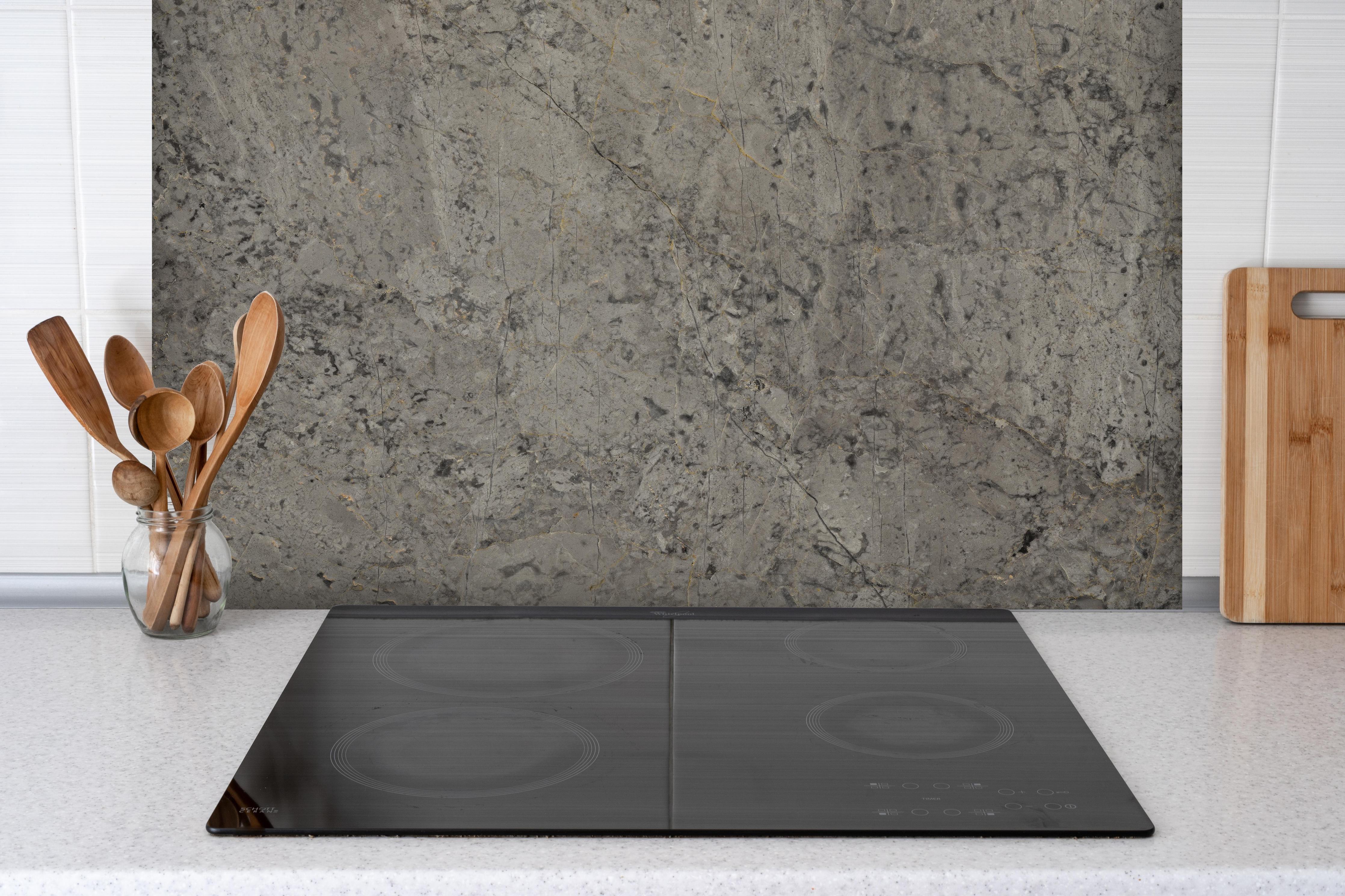 Spritzschutz - Graue Granit Textur hinter einem Cerankochfeld zwischen Holz-Kochutensilien
