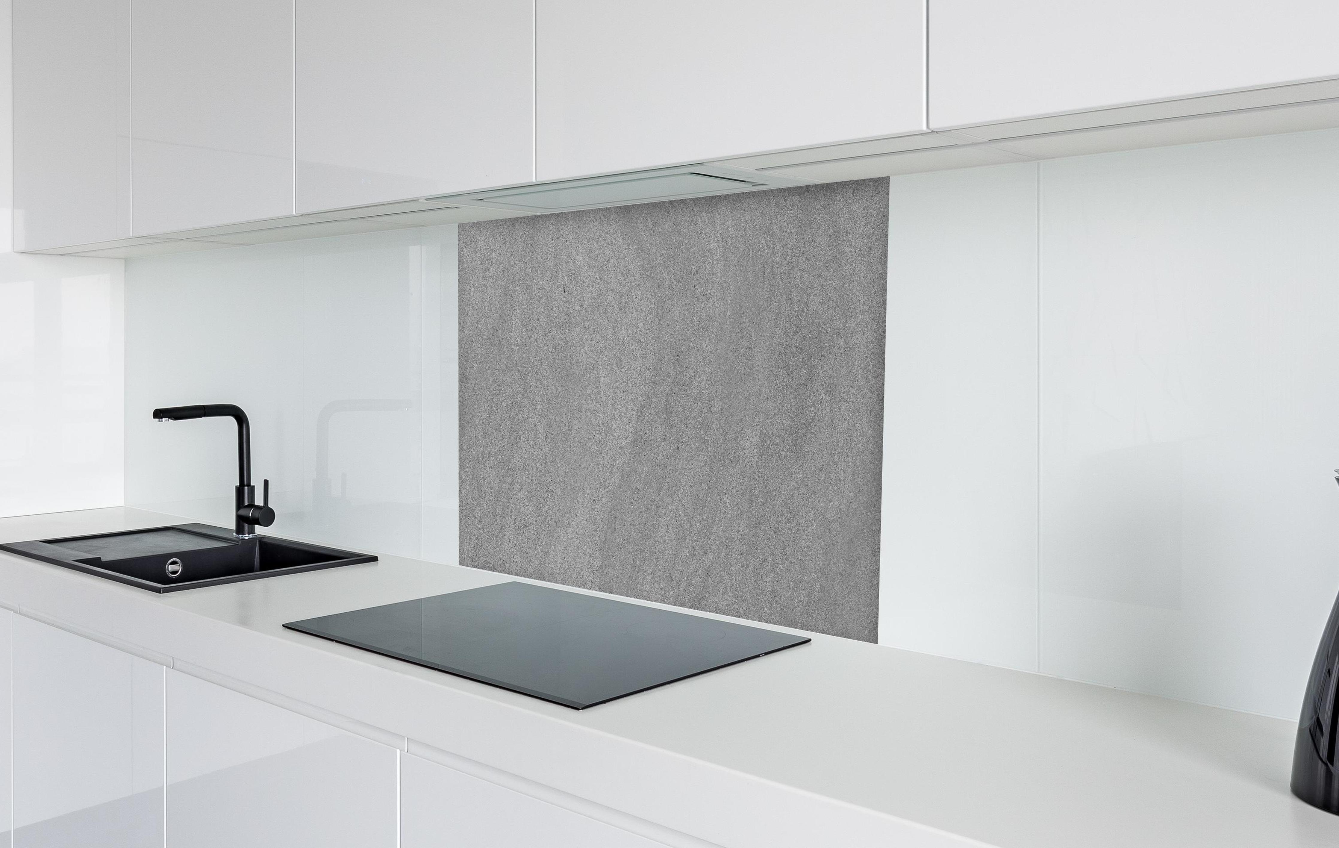 Spritzschutz - Grauer krauser Marmor in weißer Hochglanz-Küche hinter einem Cerankochfeld