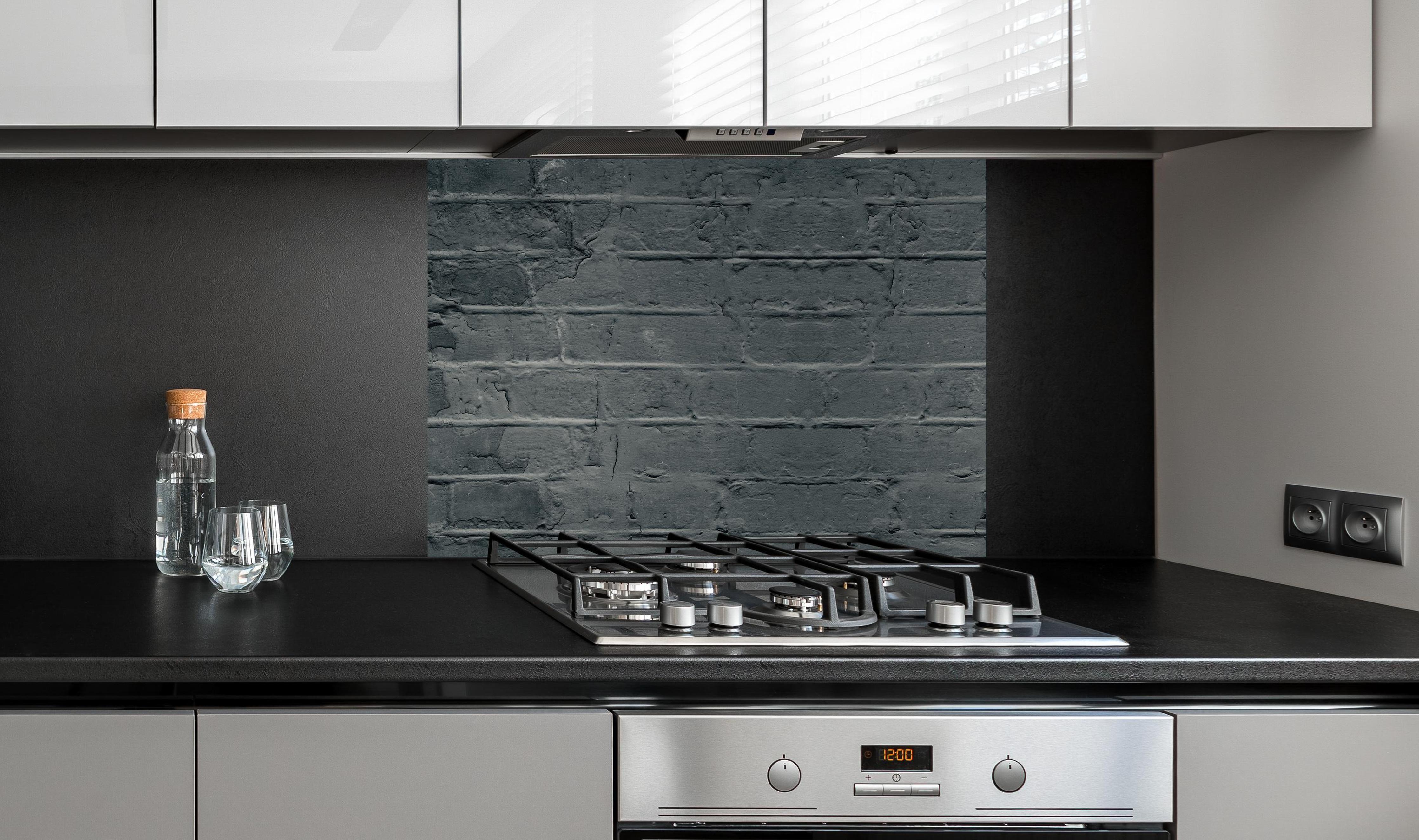 Spritzschutz - Graues ausgefallenes Mauerwerk an edler Anthrazit-Wand hinter silbernem Gasherd