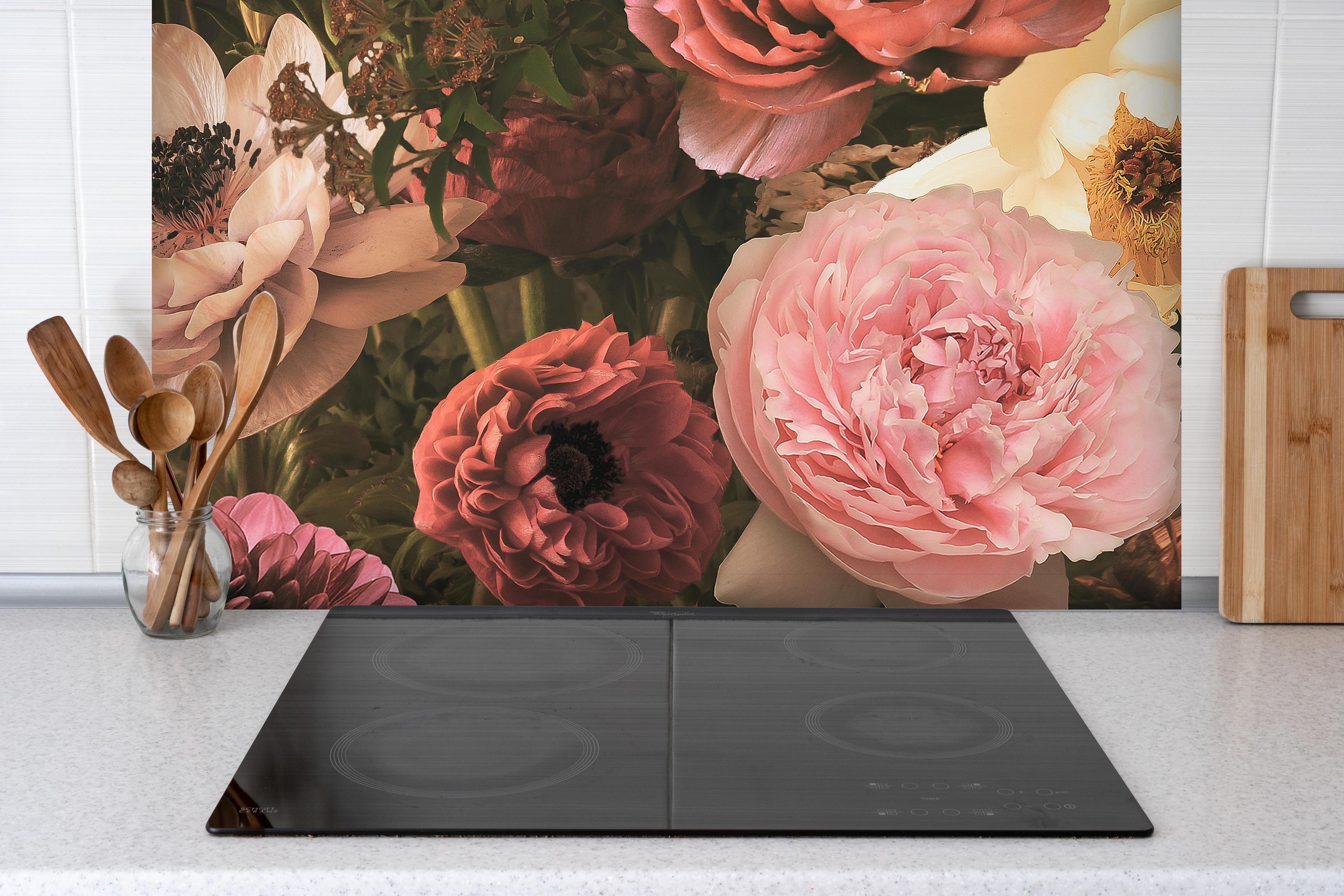 Spritzschutz - Große Blumen im Vintage-Stil hinter einem Cerankochfeld zwischen Holz-Kochutensilien