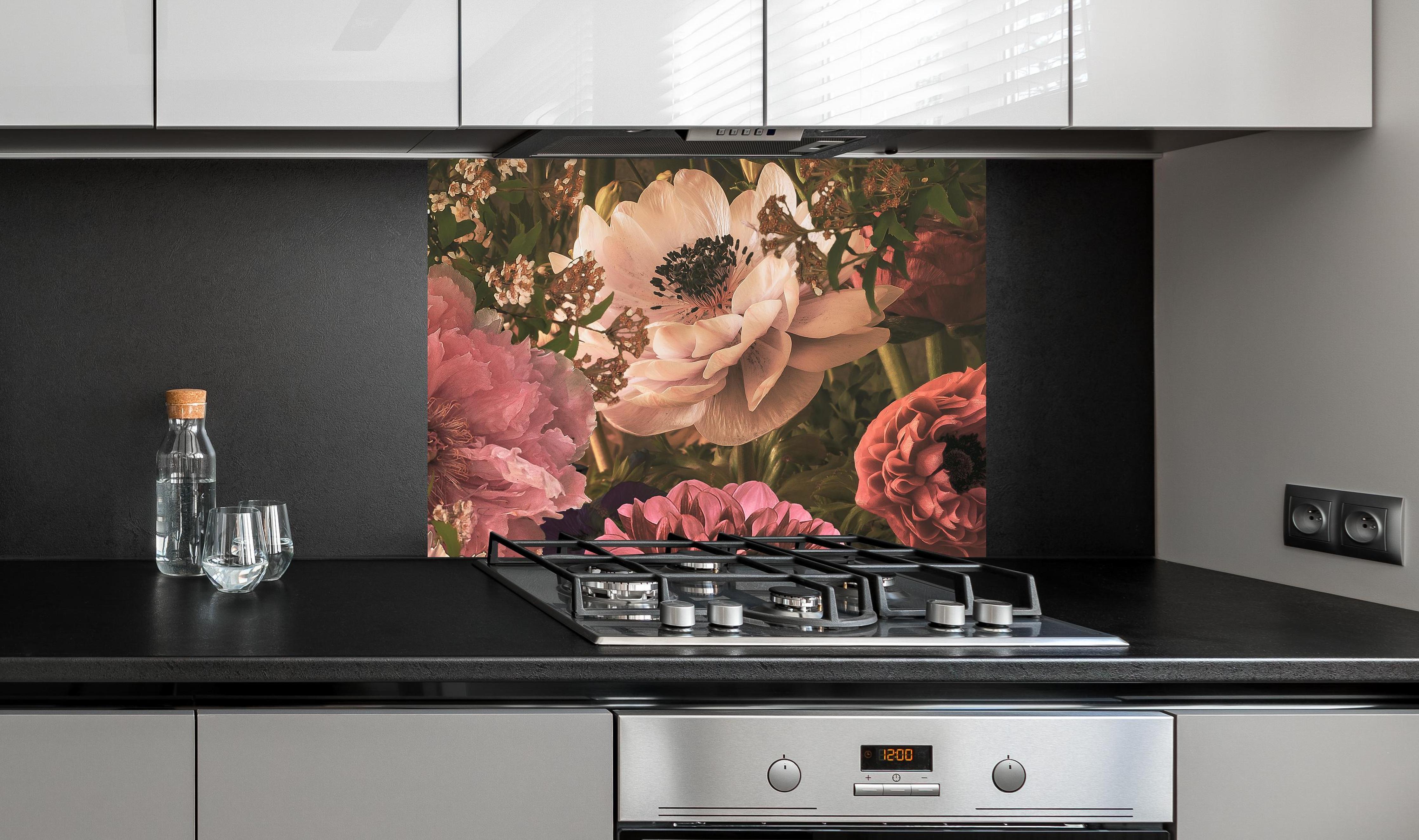 Spritzschutz - Große Blumen im Vintage-Stil an edler Anthrazit-Wand hinter silbernem Gasherd