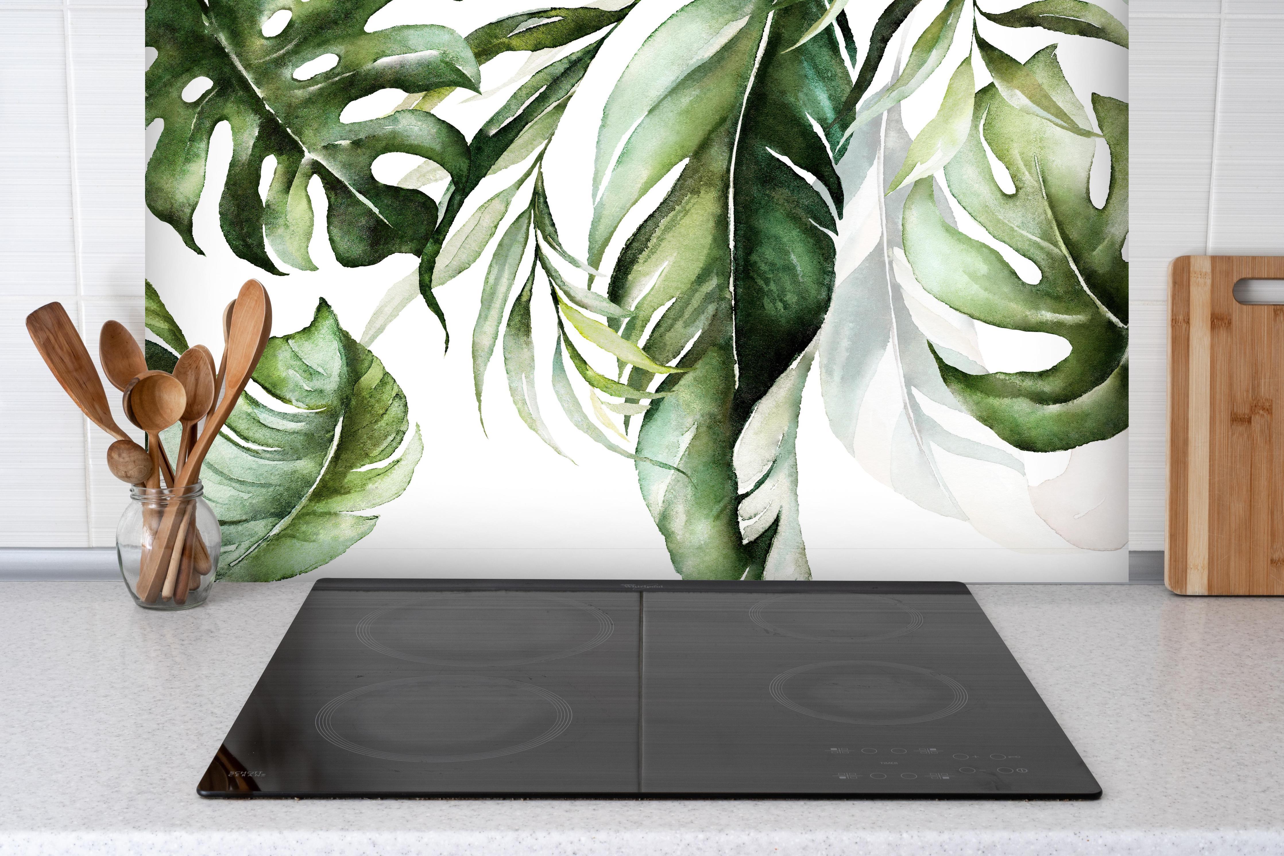 Spritzschutz - Grüne tropische Blätter Aquarell hinter einem Cerankochfeld zwischen Holz-Kochutensilien