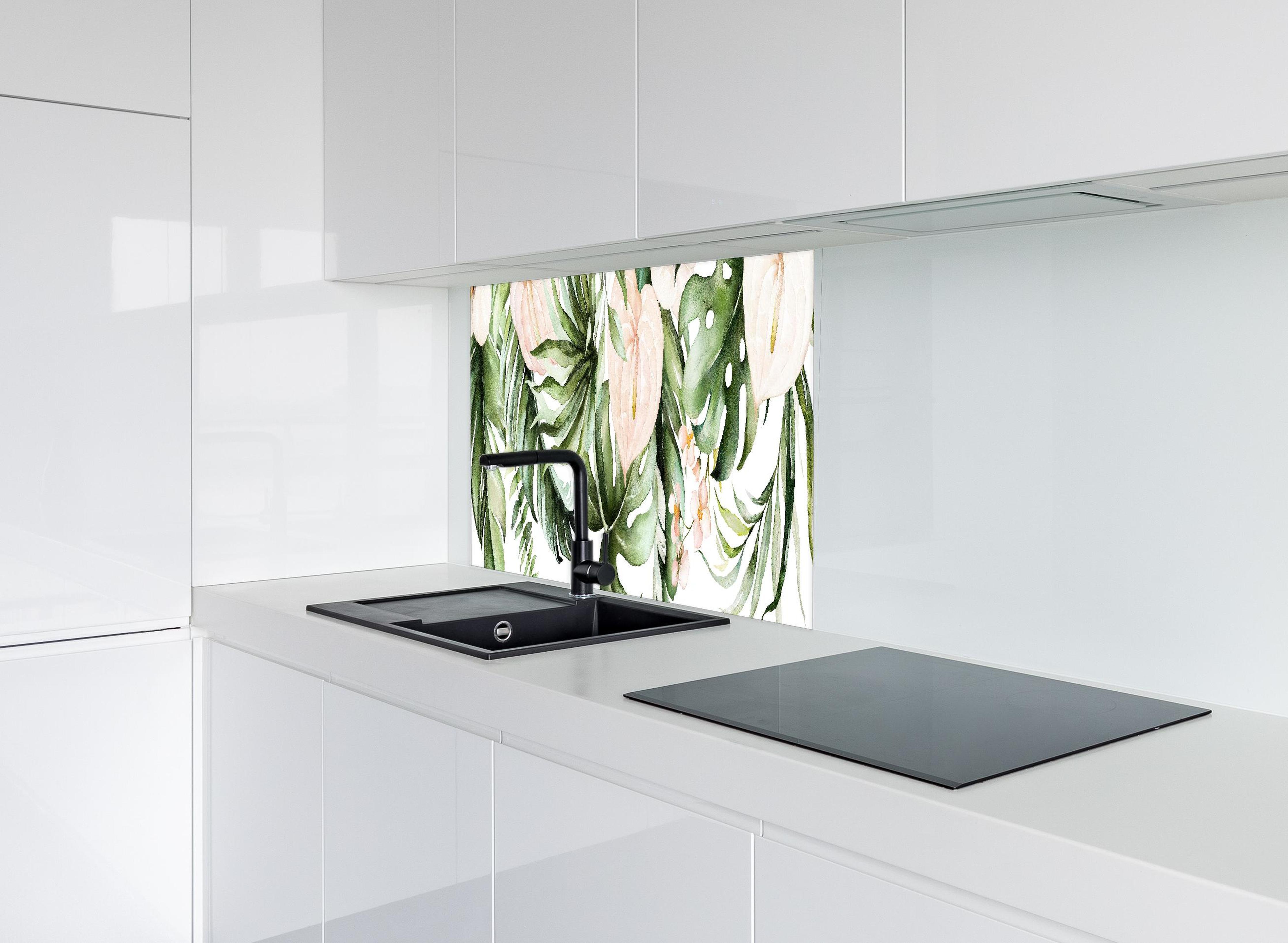 Spritzschutz - Grüne tropische Blätter mit Blüten hinter modernem schwarz-matten Spülbecken in weißer Hochglanz-Küche