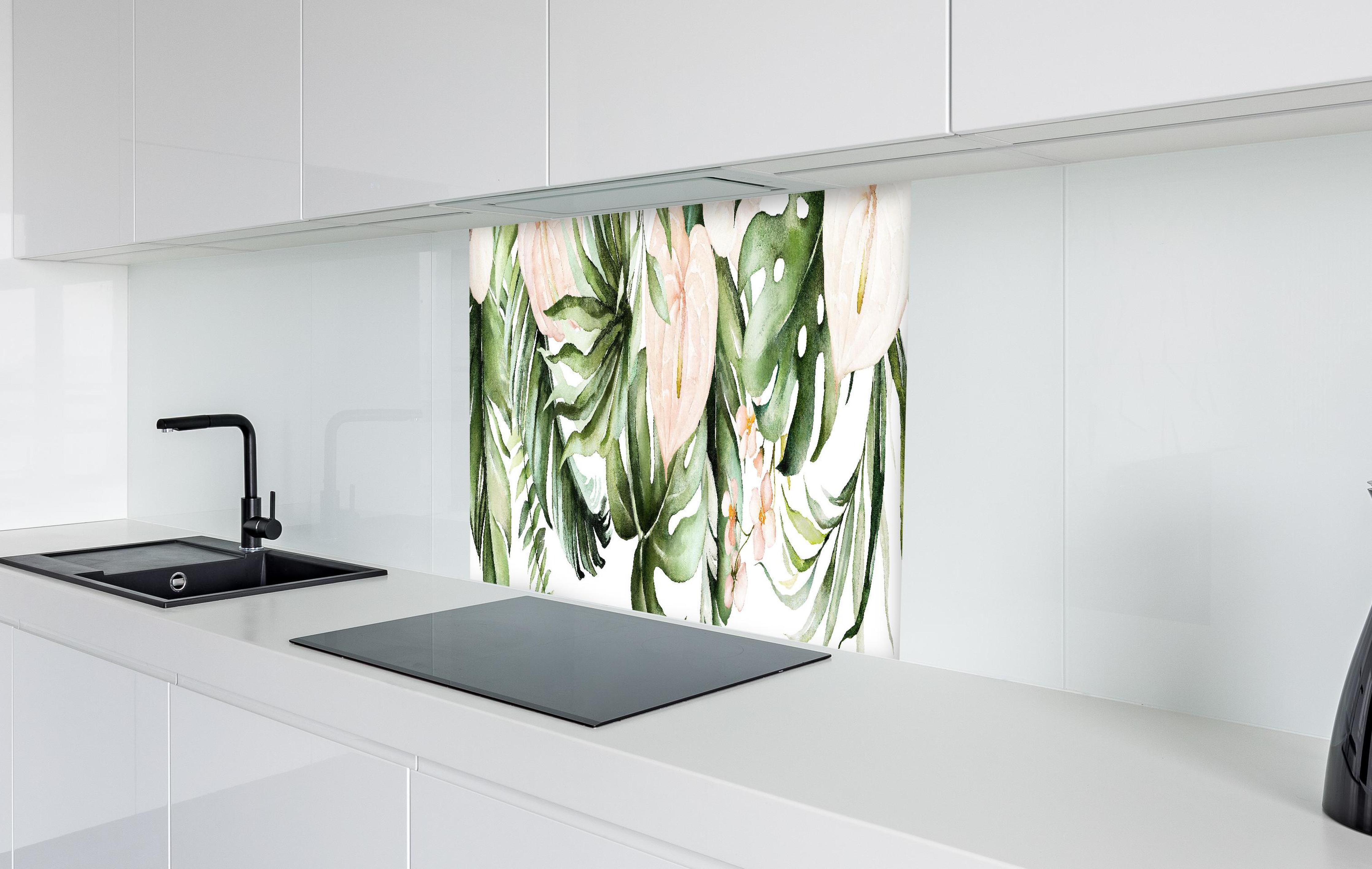 Spritzschutz - Grüne tropische Blätter mit Blüten in weißer Hochglanz-Küche hinter einem Cerankochfeld