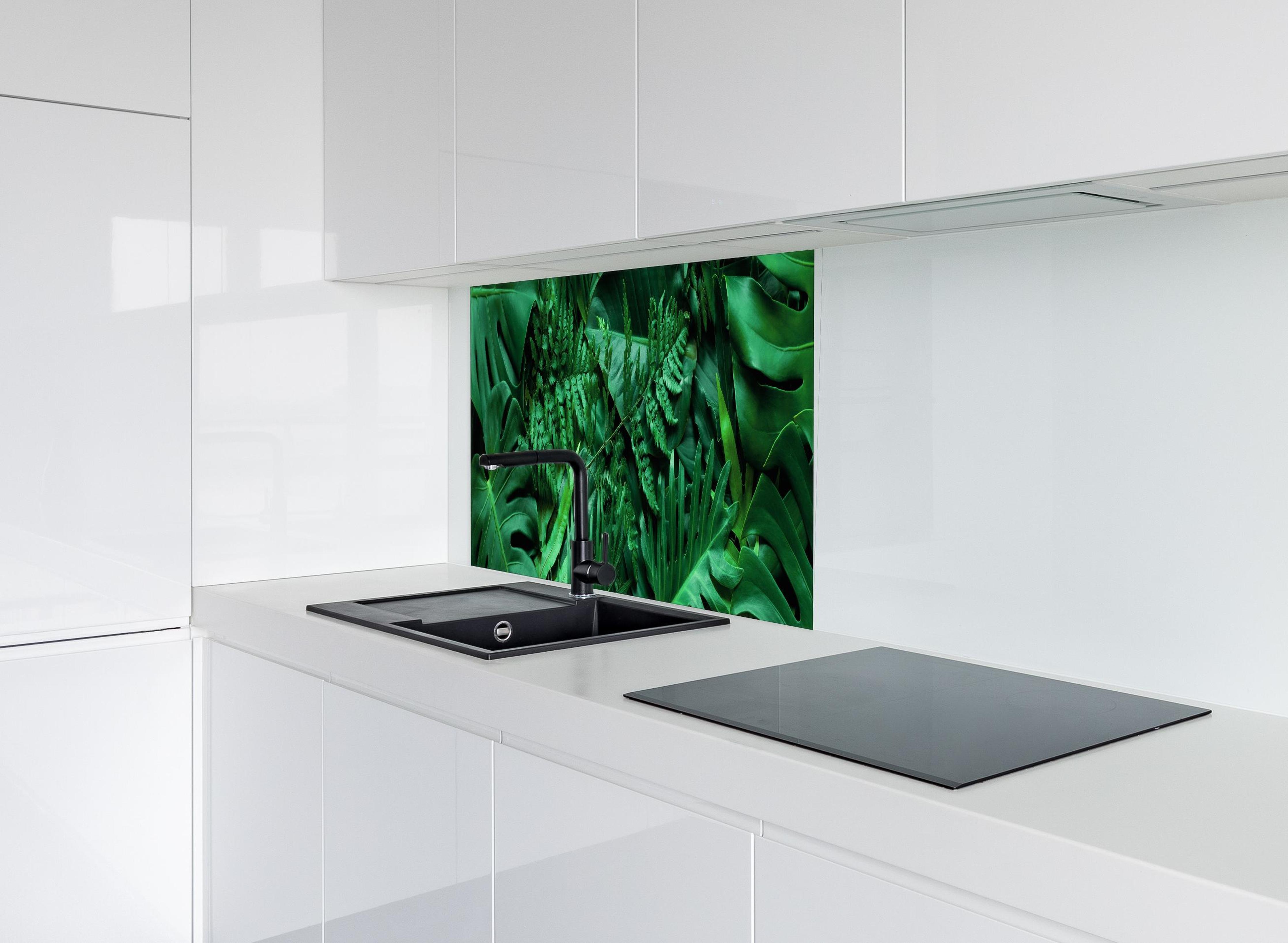 Spritzschutz - Grüne tropische Natur hinter modernem schwarz-matten Spülbecken in weißer Hochglanz-Küche
