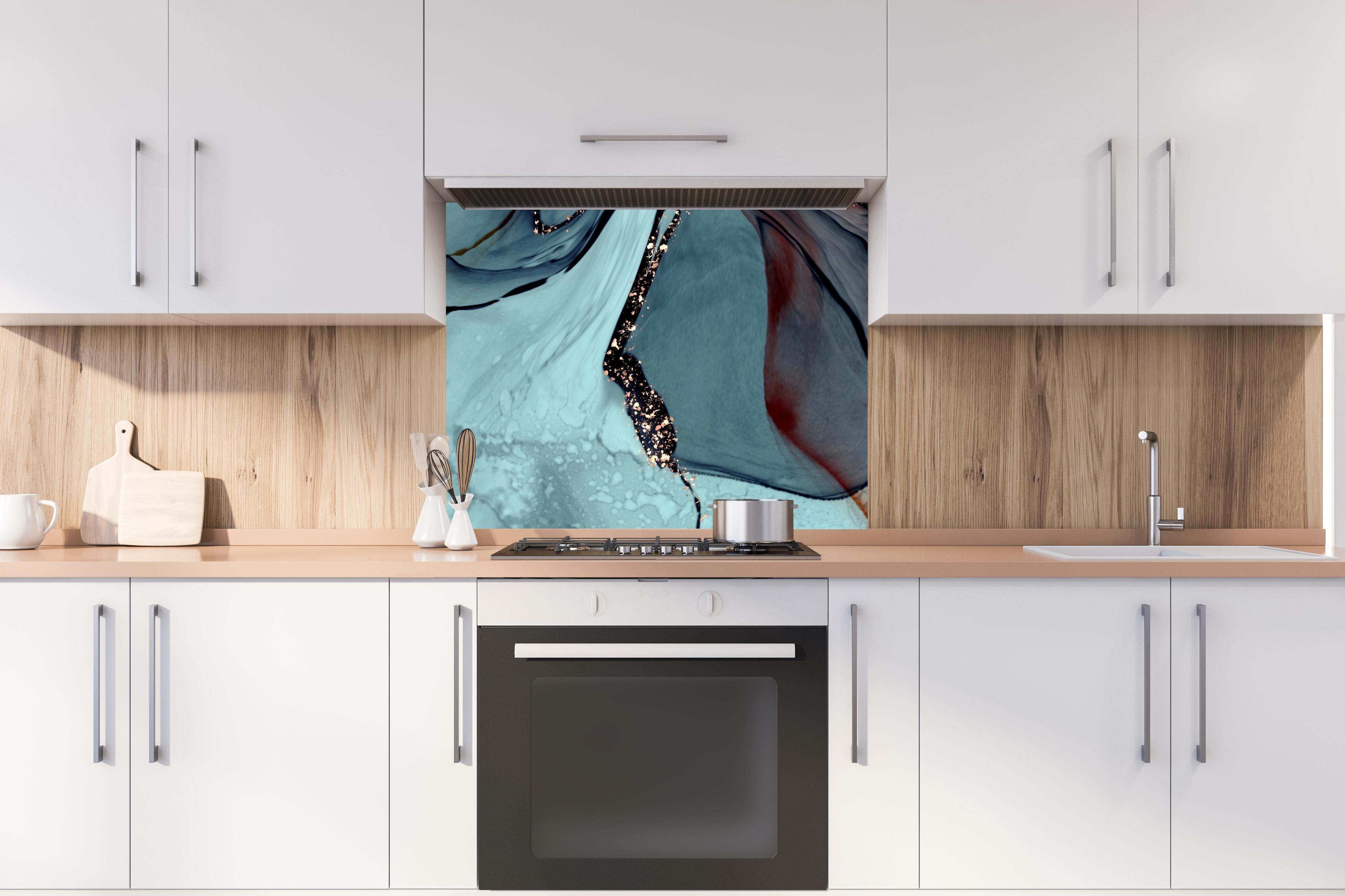 Spritzschutz - Grünliche Tinte mit Goldelementen hinter stilvollem Gasherd unter Dunstabzugshaube