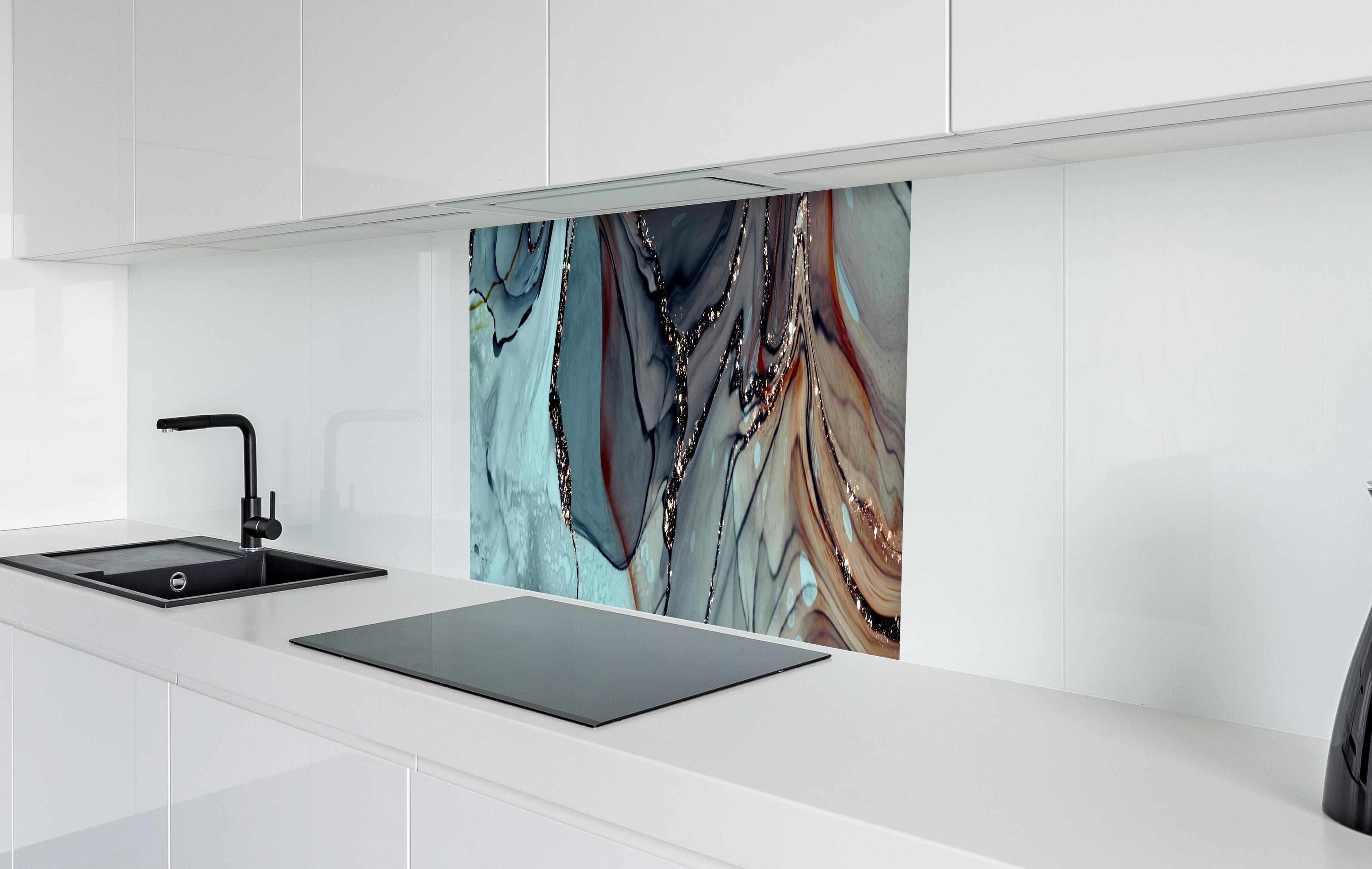 Spritzschutz - Grünliche Tinte mit Goldelementen in weißer Hochglanz-Küche hinter einem Cerankochfeld