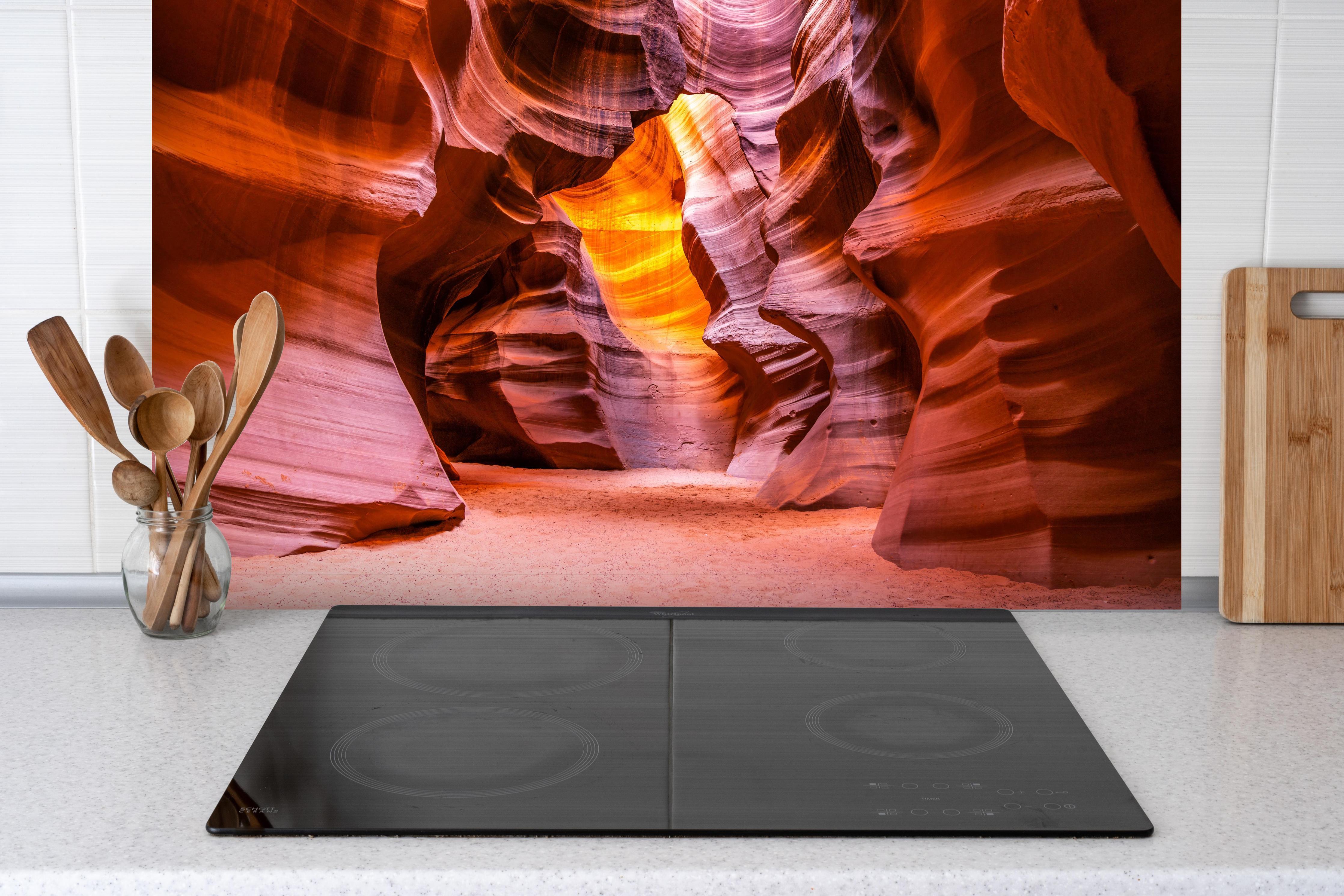 Spritzschutz - Grund des Antelope Canyon in Arizona hinter einem Cerankochfeld zwischen Holz-Kochutensilien