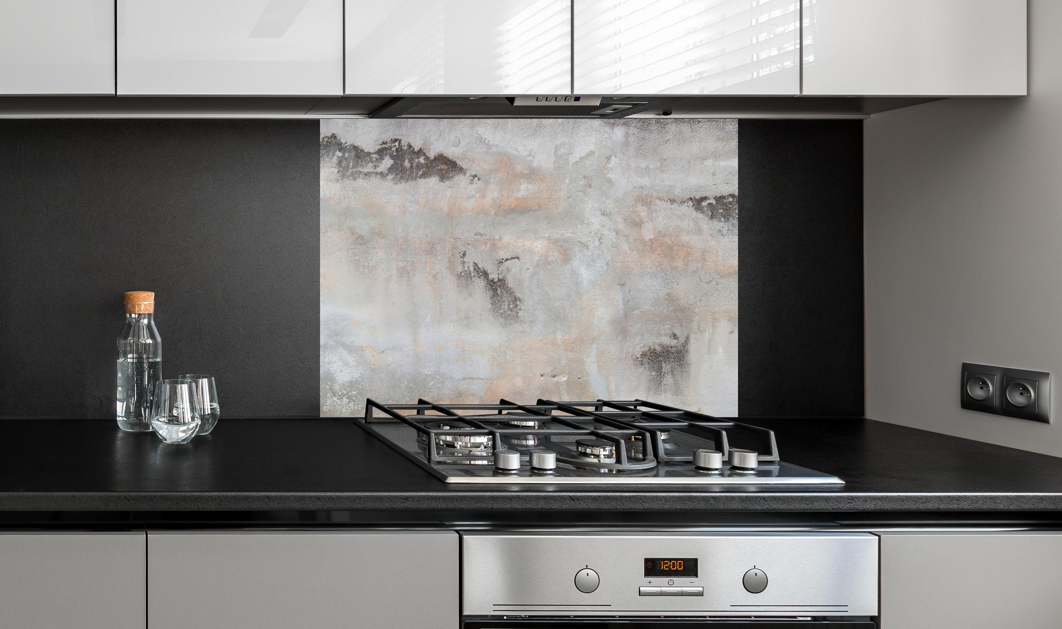 Spritzschutz - Grunge Betonwand an edler Anthrazit-Wand hinter silbernem Gasherd