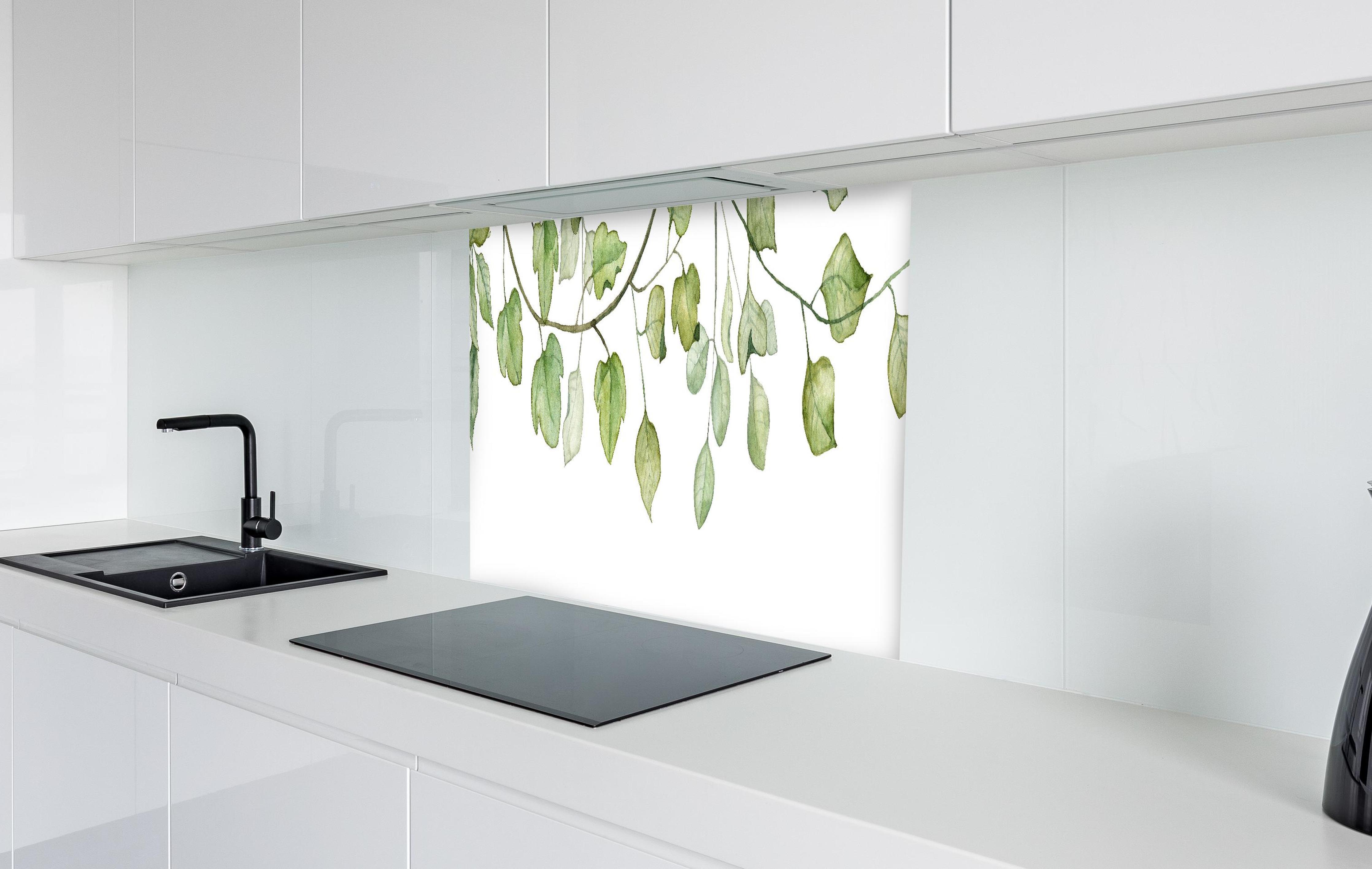 Spritzschutz - Hängende Blätter an Ästen Aquarell in weißer Hochglanz-Küche hinter einem Cerankochfeld