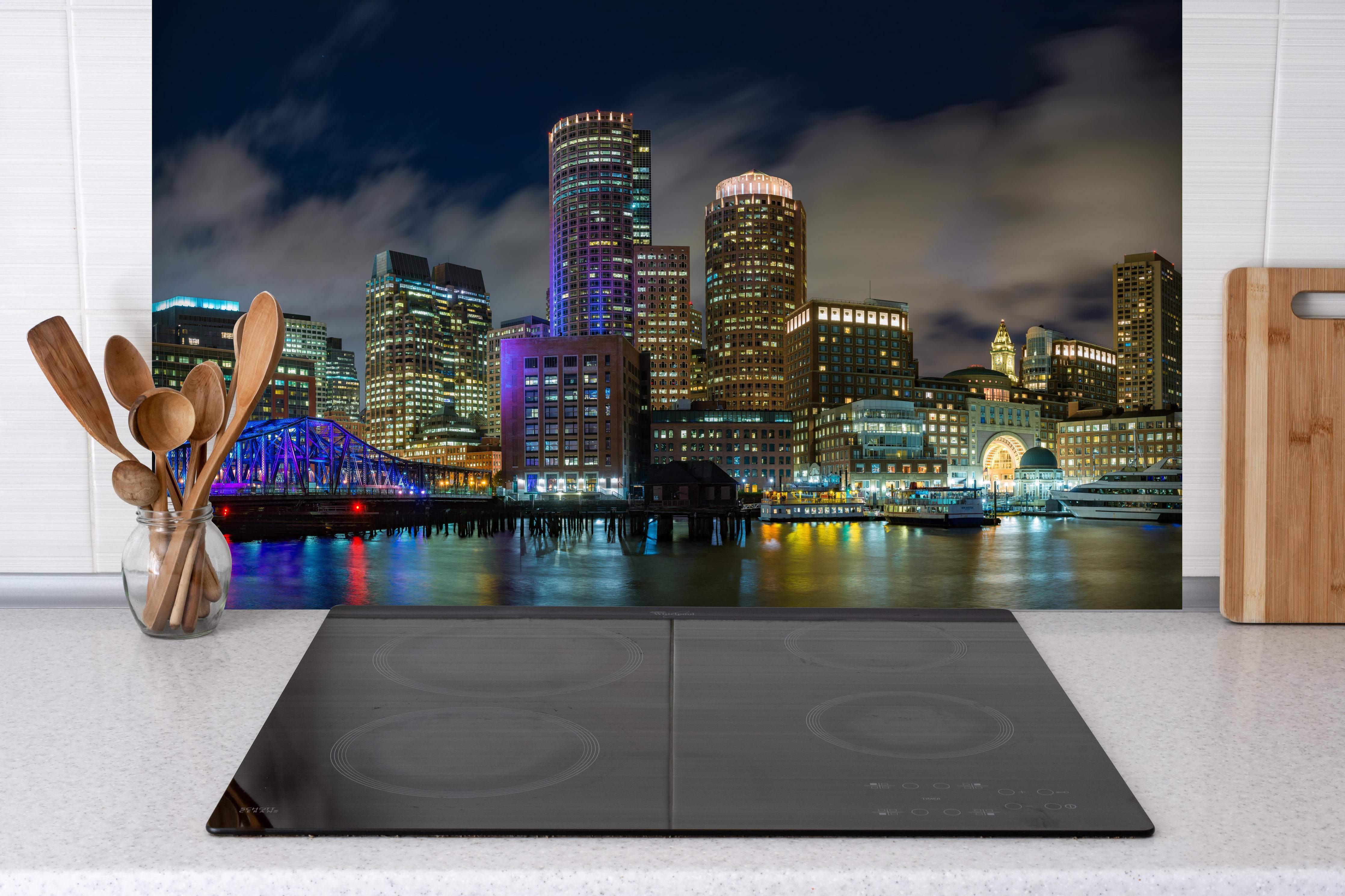 Spritzschutz - Hafen von Boston hinter einem Cerankochfeld zwischen Holz-Kochutensilien