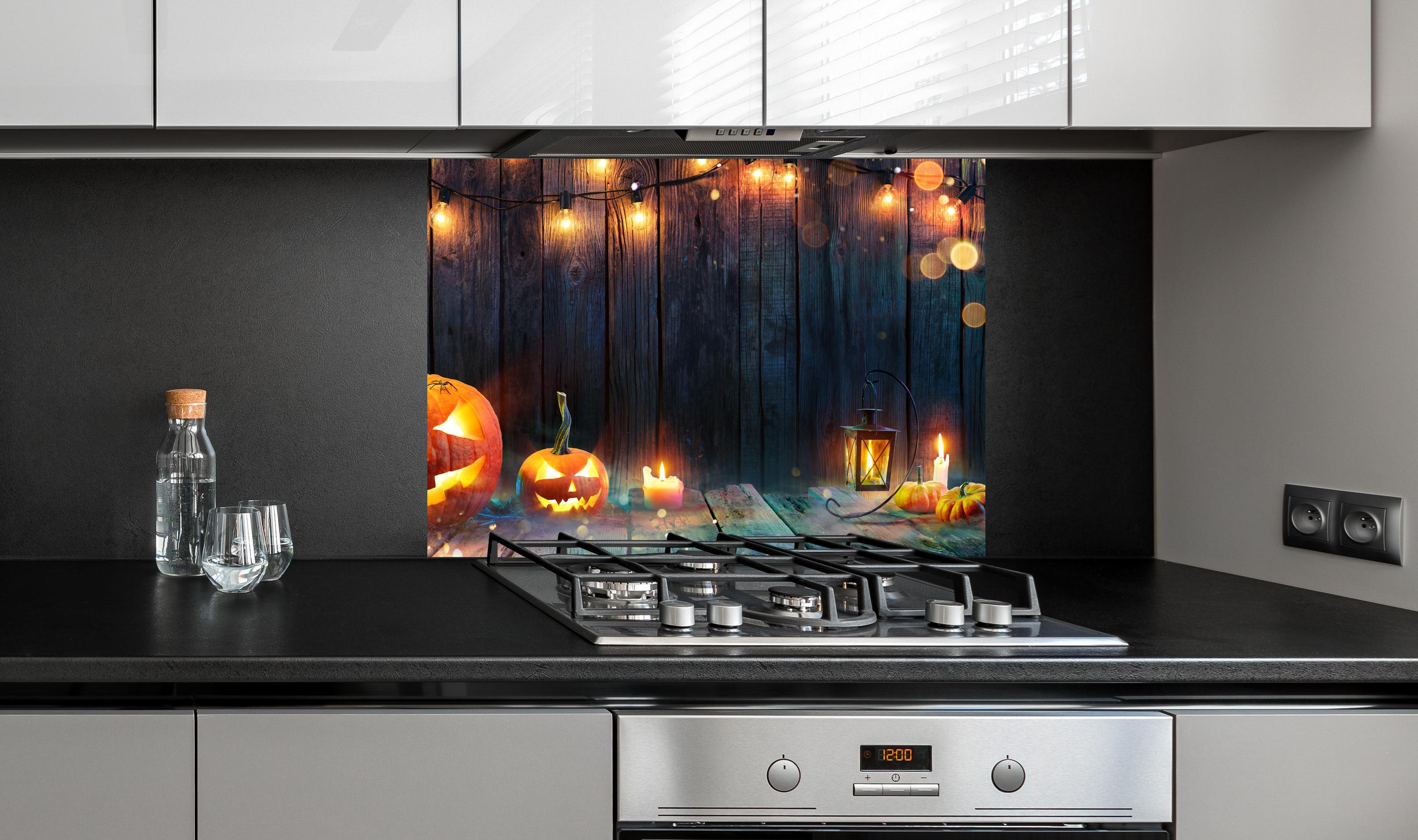 Spritzschutz - Halloween - Kerzen und Lichterketten an edler Anthrazit-Wand hinter silbernem Gasherd