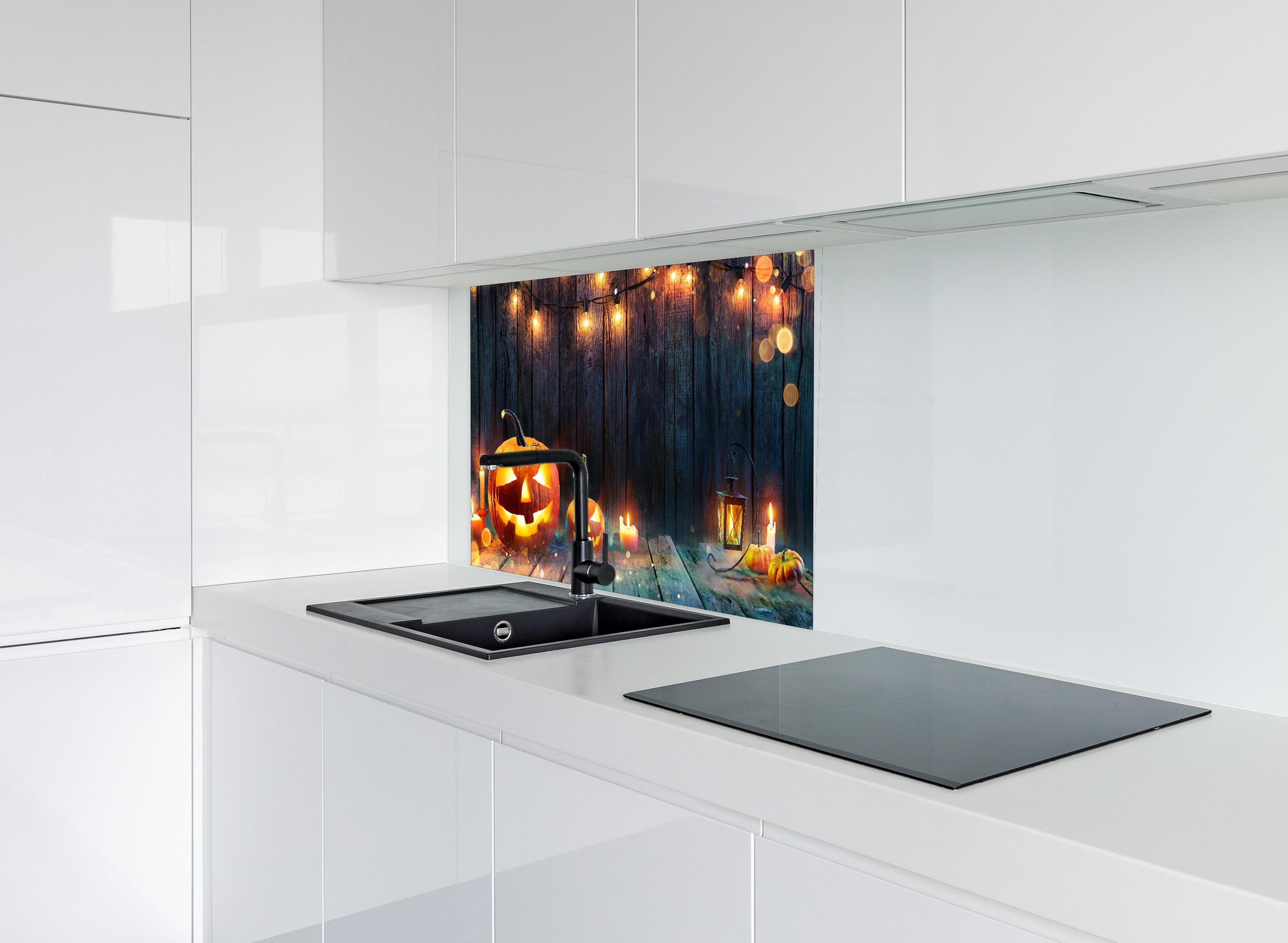 Spritzschutz - Halloween - Kerzen und Lichterketten hinter modernem schwarz-matten Spülbecken in weißer Hochglanz-Küche
