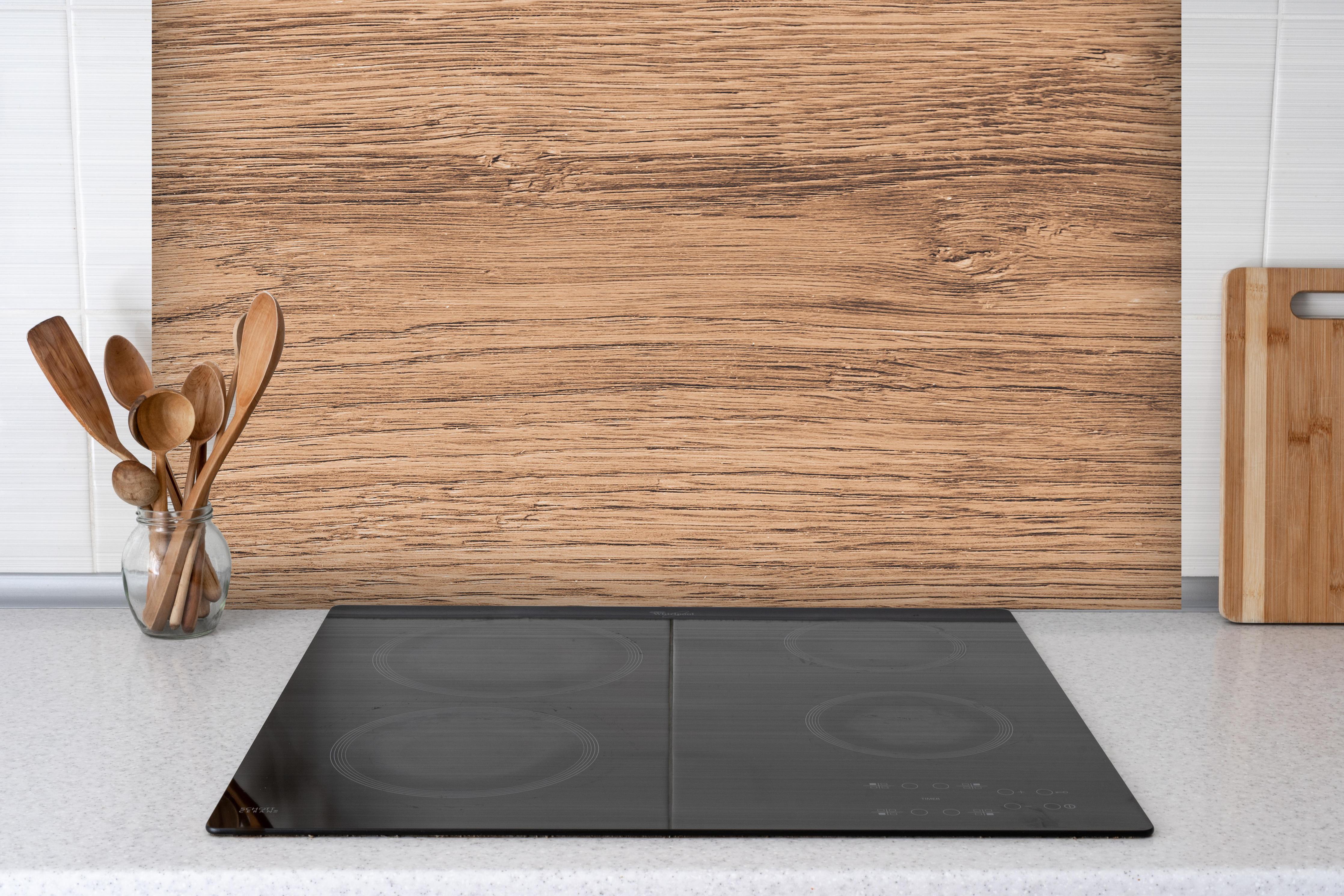 Spritzschutz - Hartholz Eiche Textur hinter einem Cerankochfeld zwischen Holz-Kochutensilien