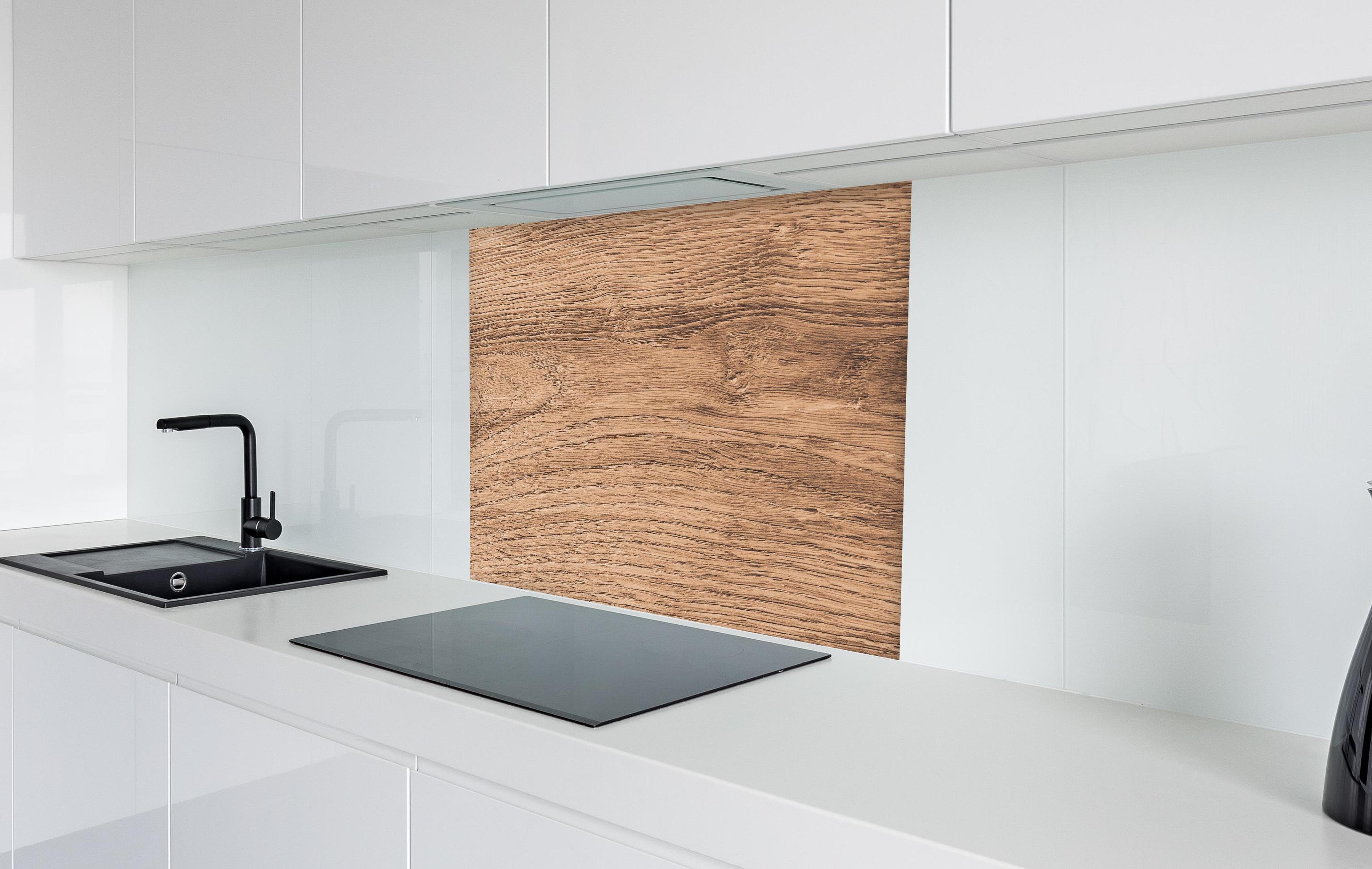 Spritzschutz - Hartholz Eiche Textur in weißer Hochglanz-Küche hinter einem Cerankochfeld