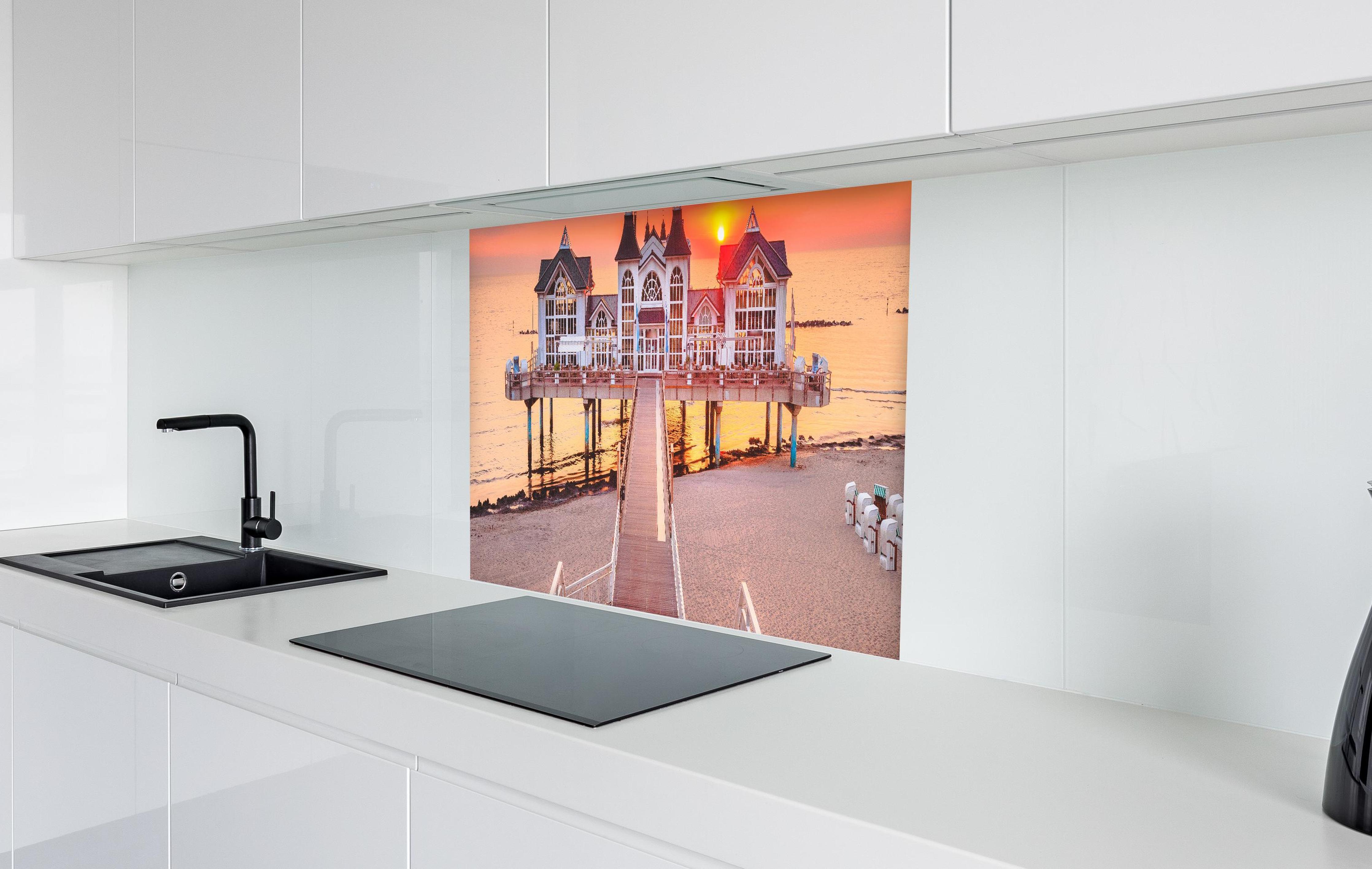 Spritzschutz - Haus auf Wasser bei Sonnenaufgang in weißer Hochglanz-Küche hinter einem Cerankochfeld