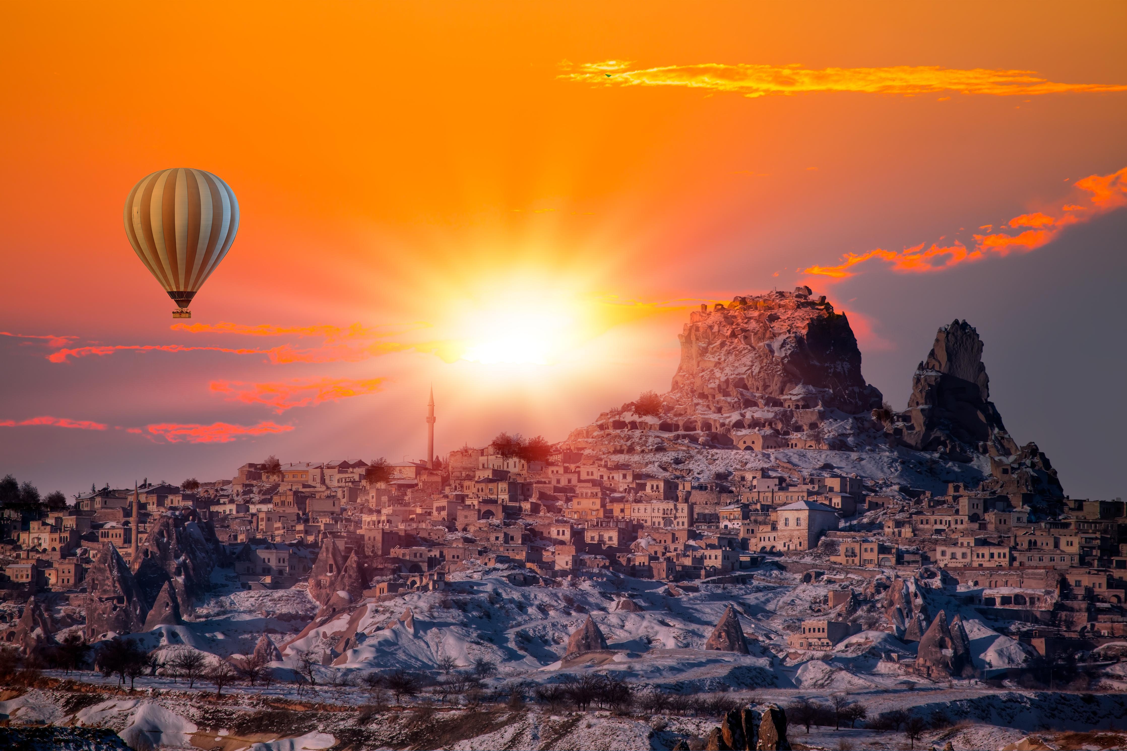 Spritzschutz-Heißluftballon bei Abendstunden in Kappadokien