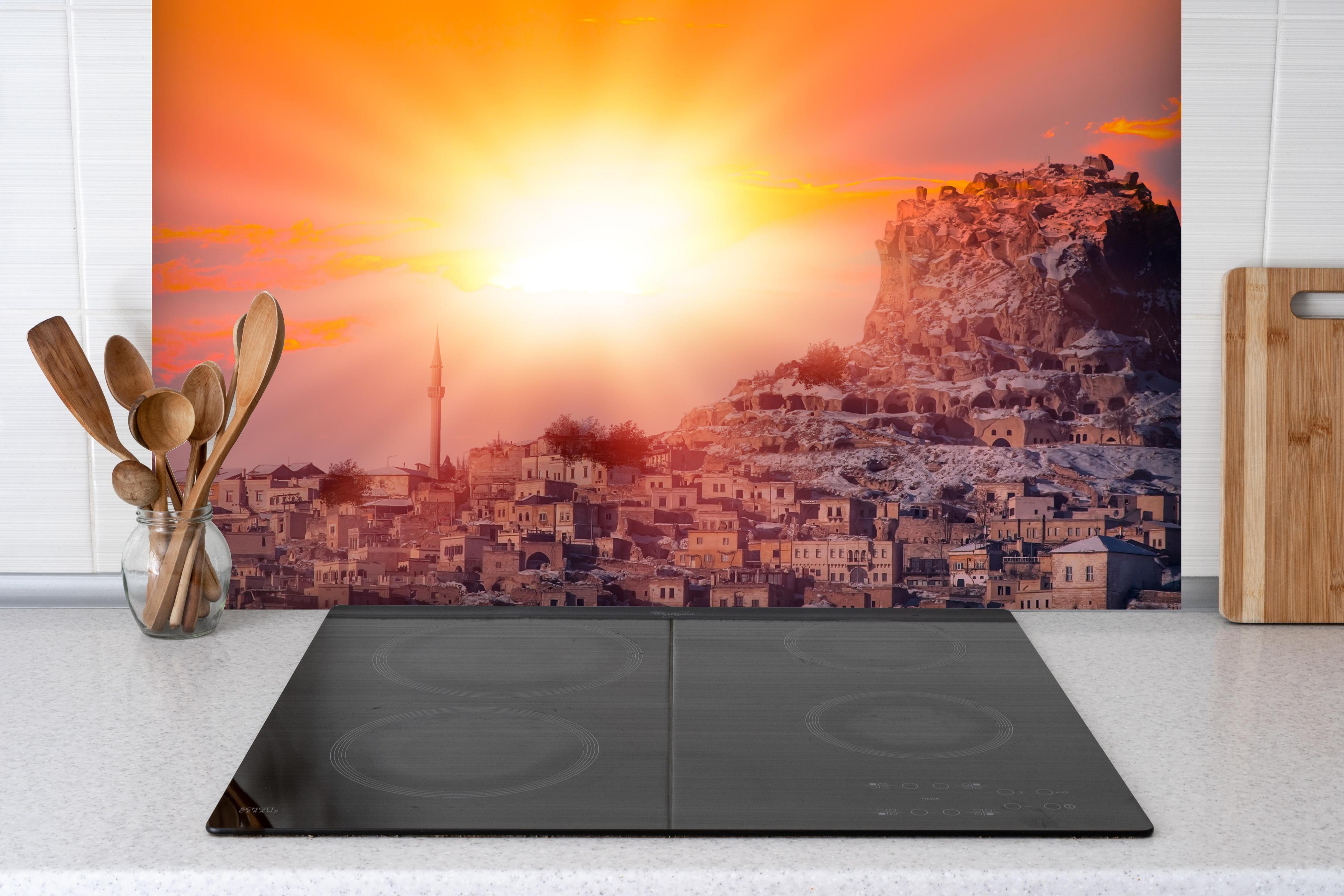 Spritzschutz - Heißluftballon bei Abendstunden in Kappadokien hinter einem Cerankochfeld zwischen Holz-Kochutensilien