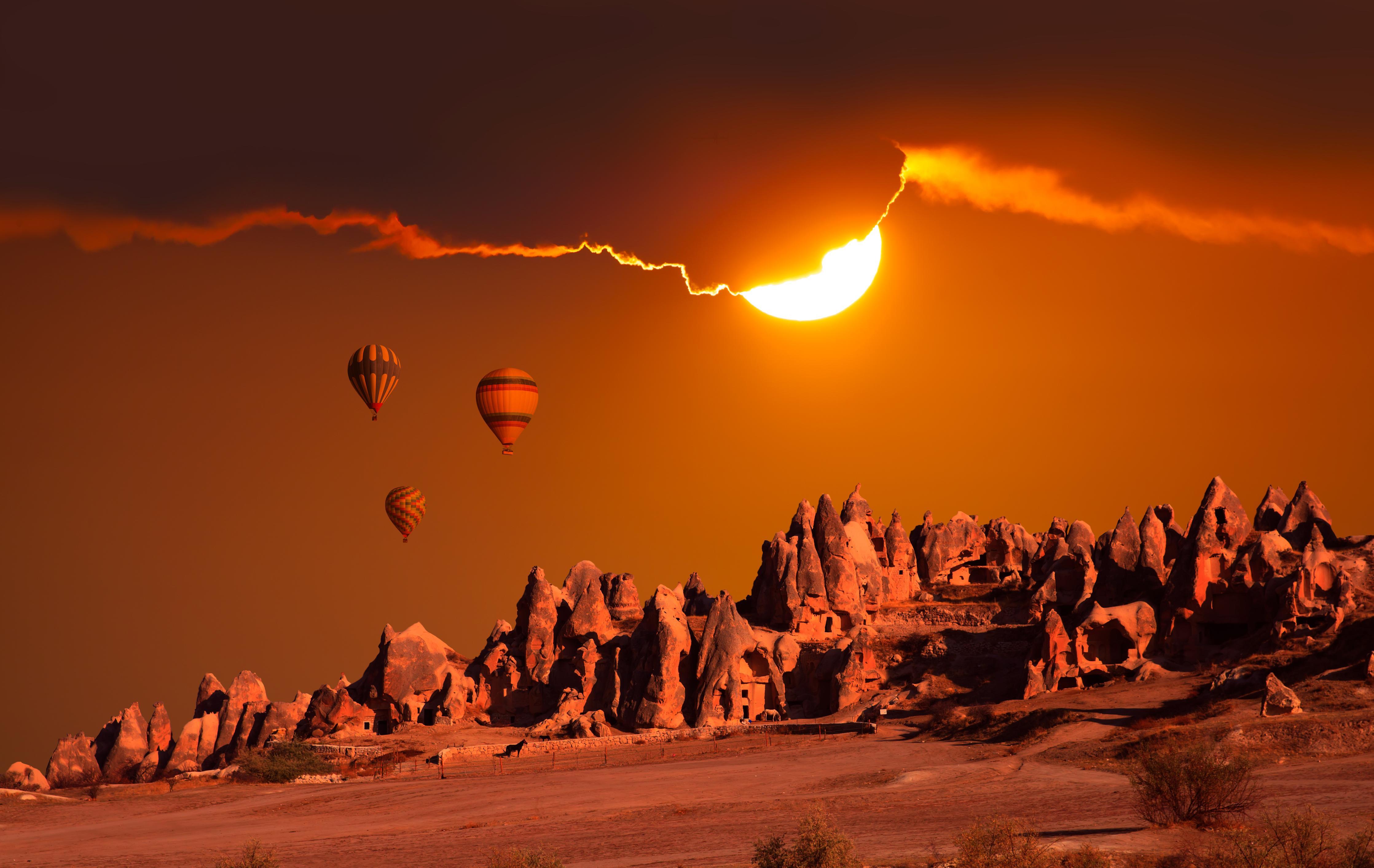 Spritzschutz-Heißluftballons bei rötlichem Himmel