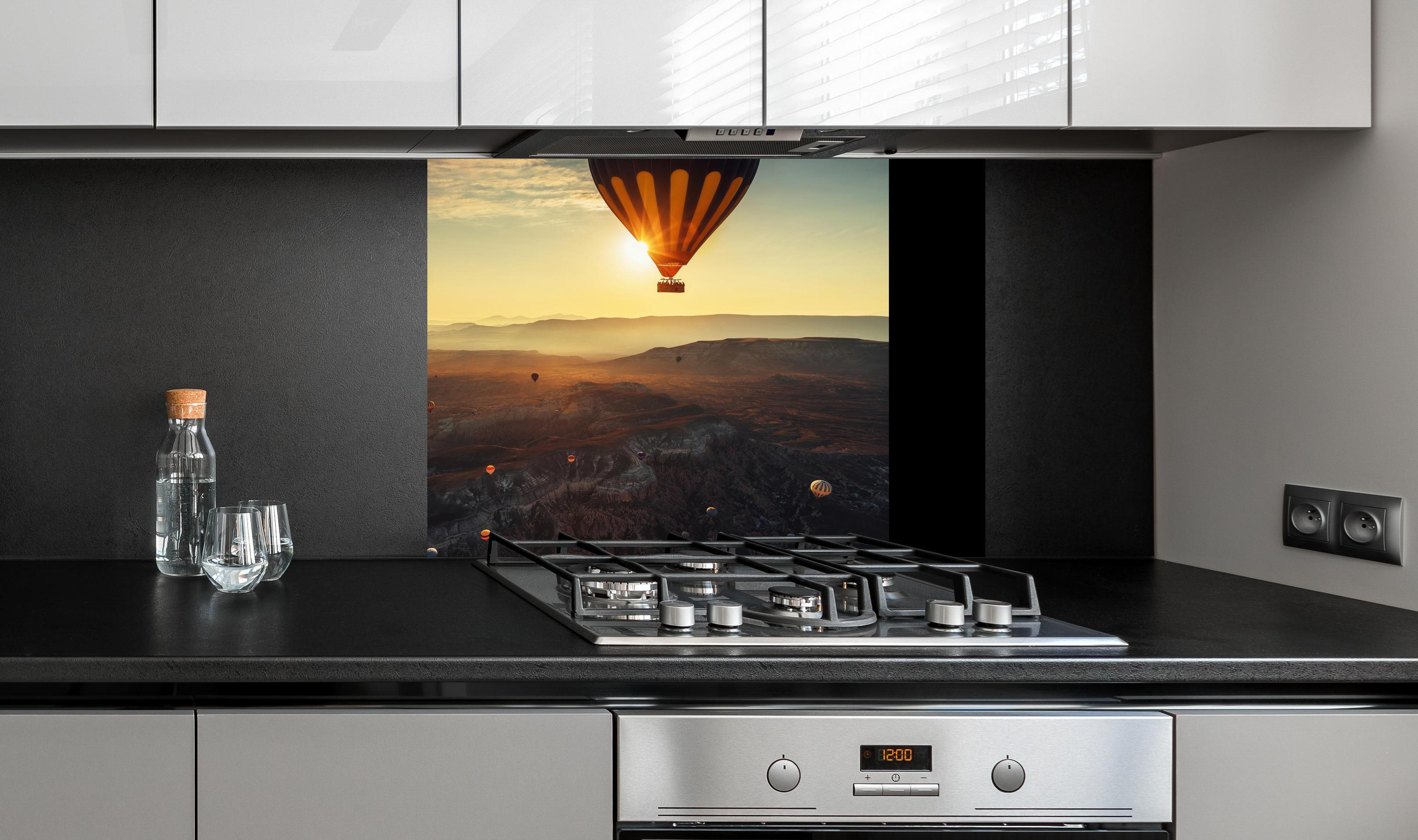 Spritzschutz - Heißluftballons fliegen über das Tal von Kappadokien an edler Anthrazit-Wand hinter silbernem Gasherd