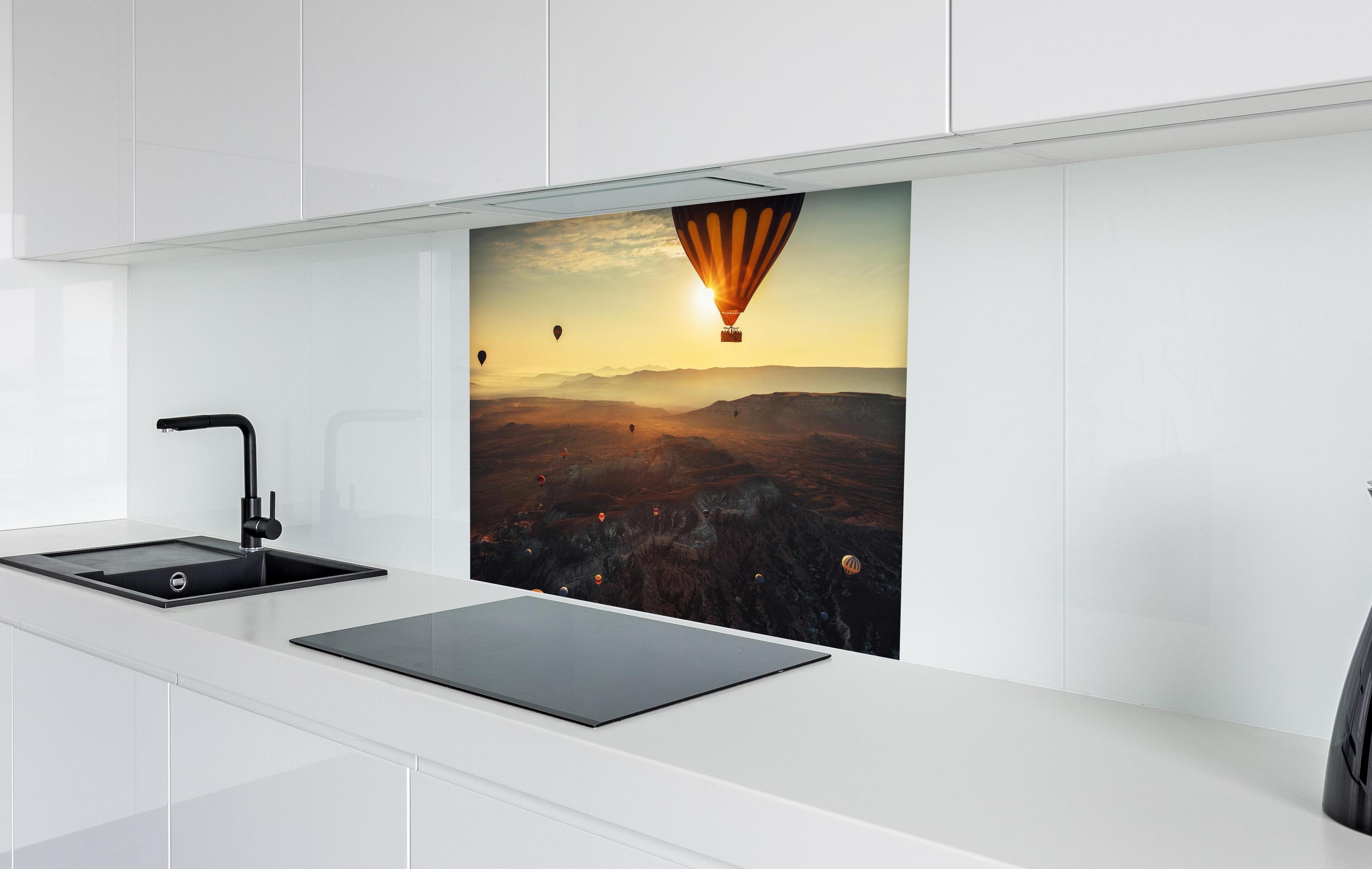 Spritzschutz - Heißluftballons fliegen über das Tal von Kappadokien in weißer Hochglanz-Küche hinter einem Cerankochfeld