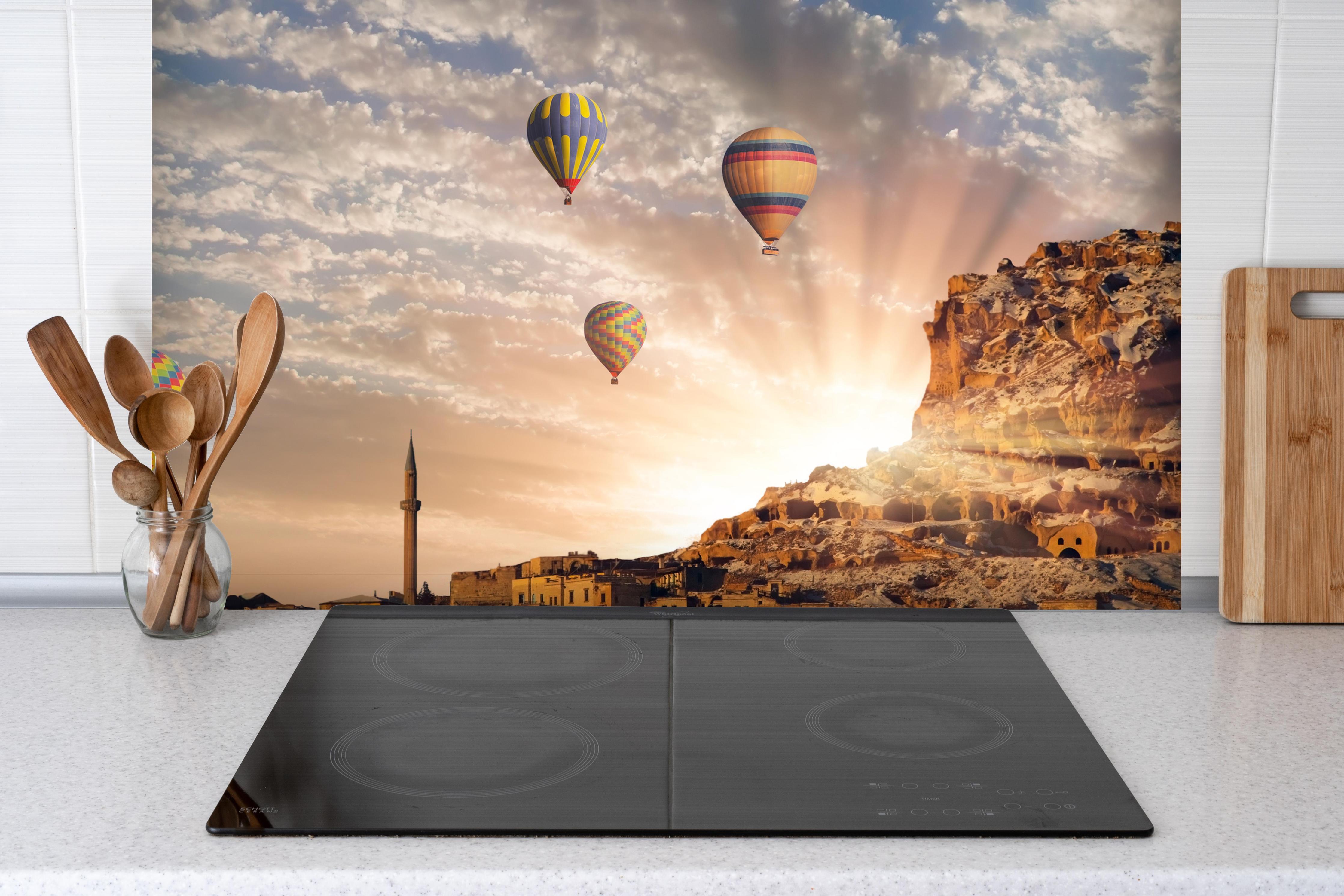 Spritzschutz - Heißluftballons über Kappadokien hinter einem Cerankochfeld zwischen Holz-Kochutensilien