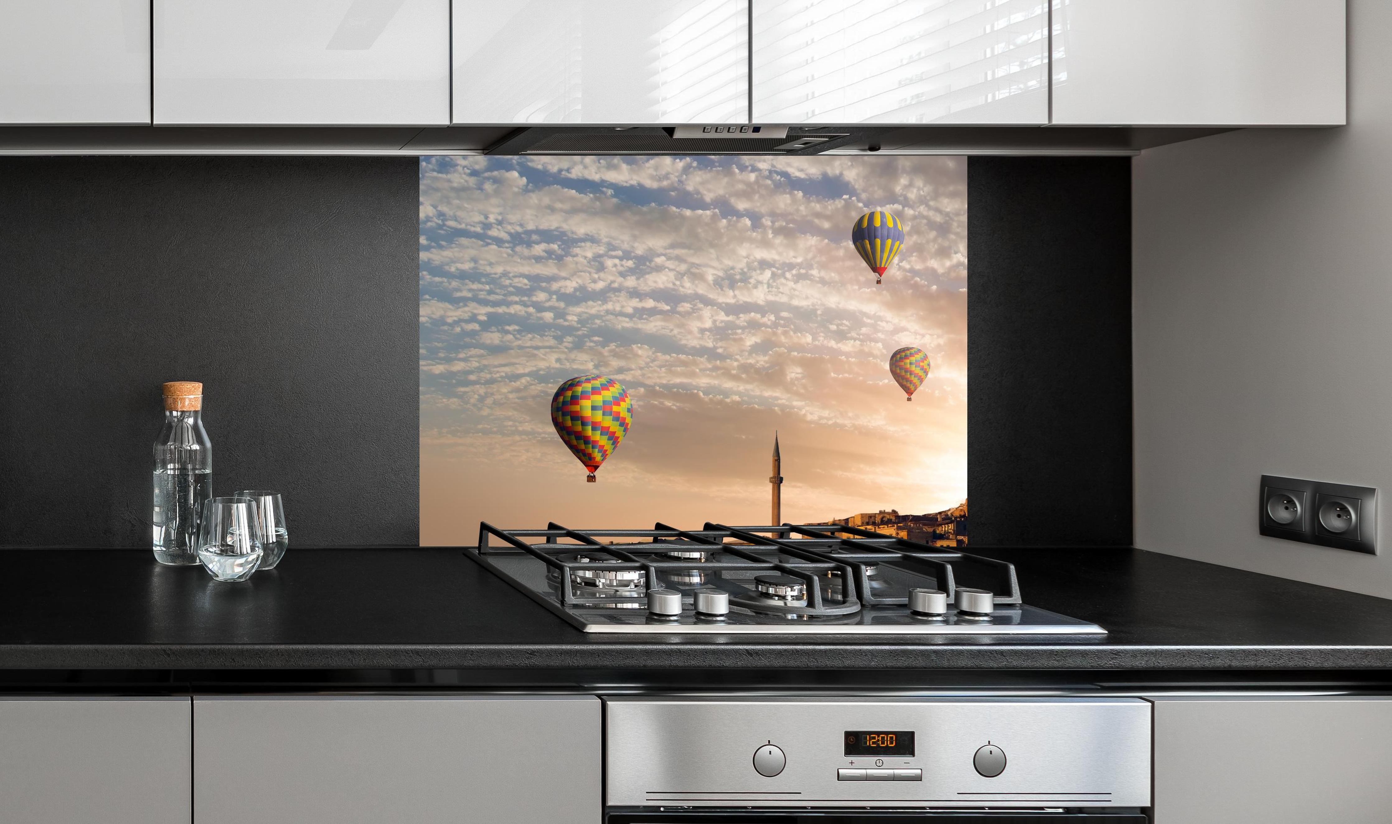 Spritzschutz - Heißluftballons über Kappadokien an edler Anthrazit-Wand hinter silbernem Gasherd