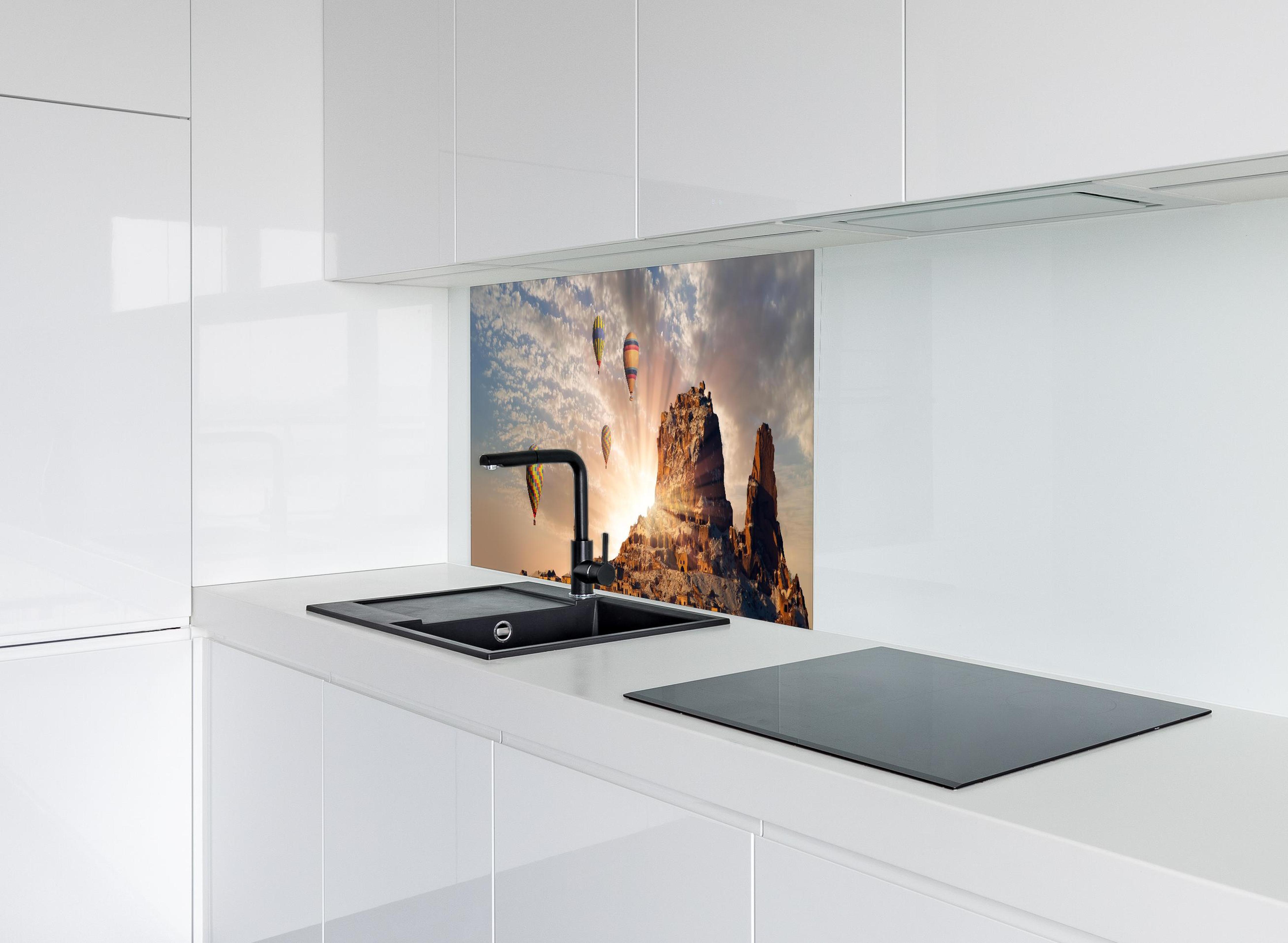 Spritzschutz - Heißluftballons über Kappadokien hinter modernem schwarz-matten Spülbecken in weißer Hochglanz-Küche