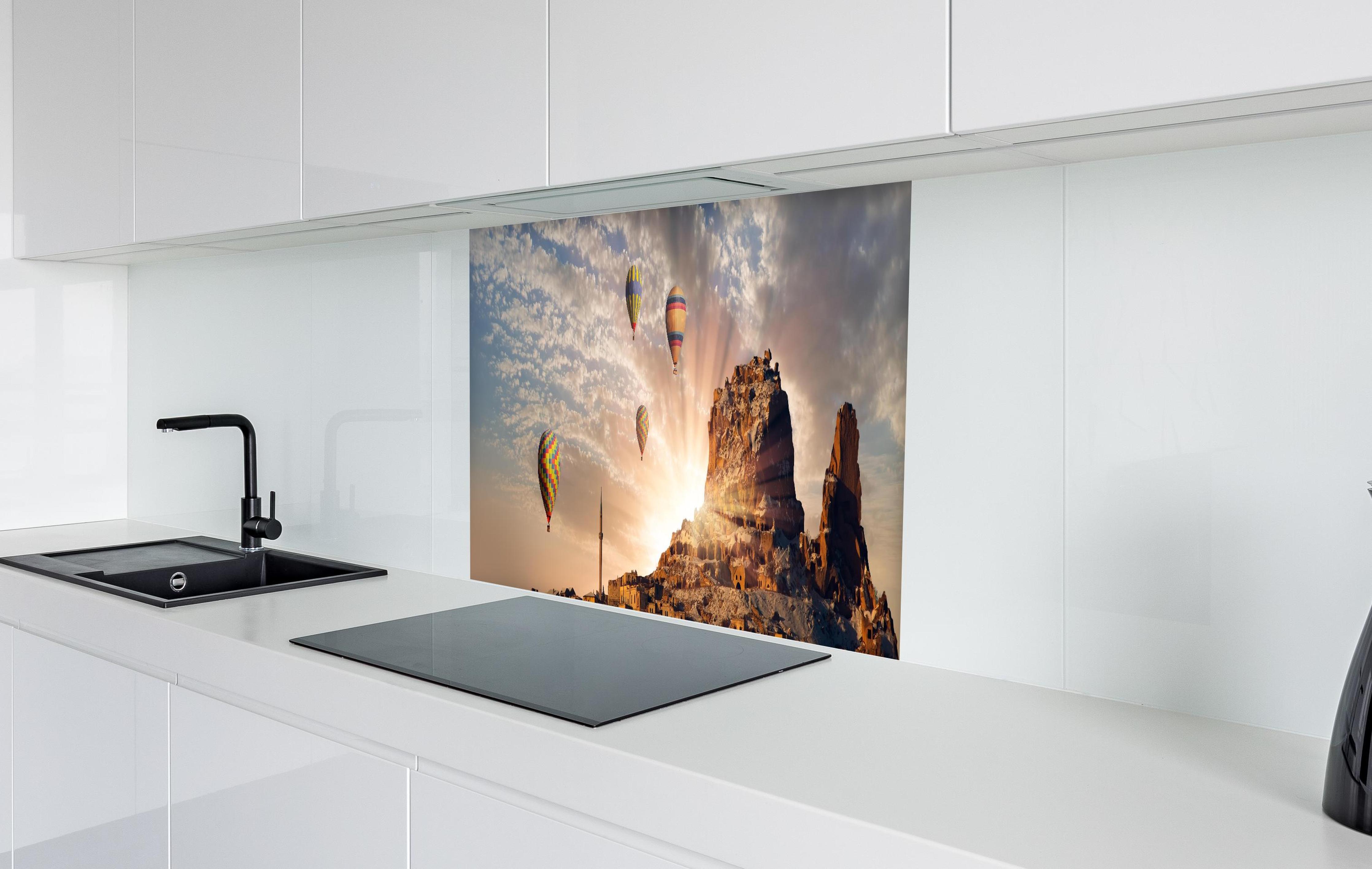 Spritzschutz - Heißluftballons über Kappadokien in weißer Hochglanz-Küche hinter einem Cerankochfeld