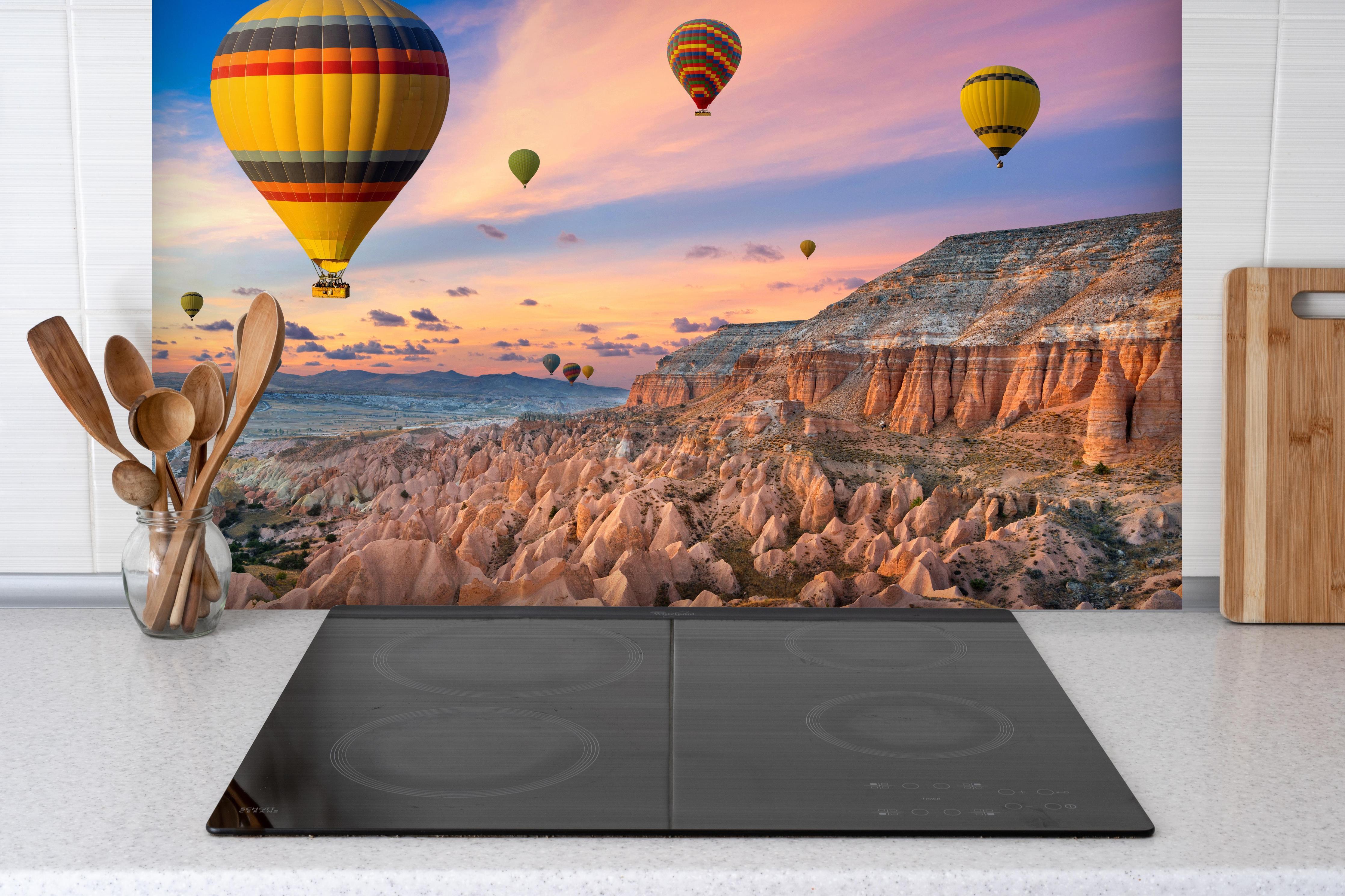 Spritzschutz - Heißluftballons über dem Tal - Türkei hinter einem Cerankochfeld zwischen Holz-Kochutensilien