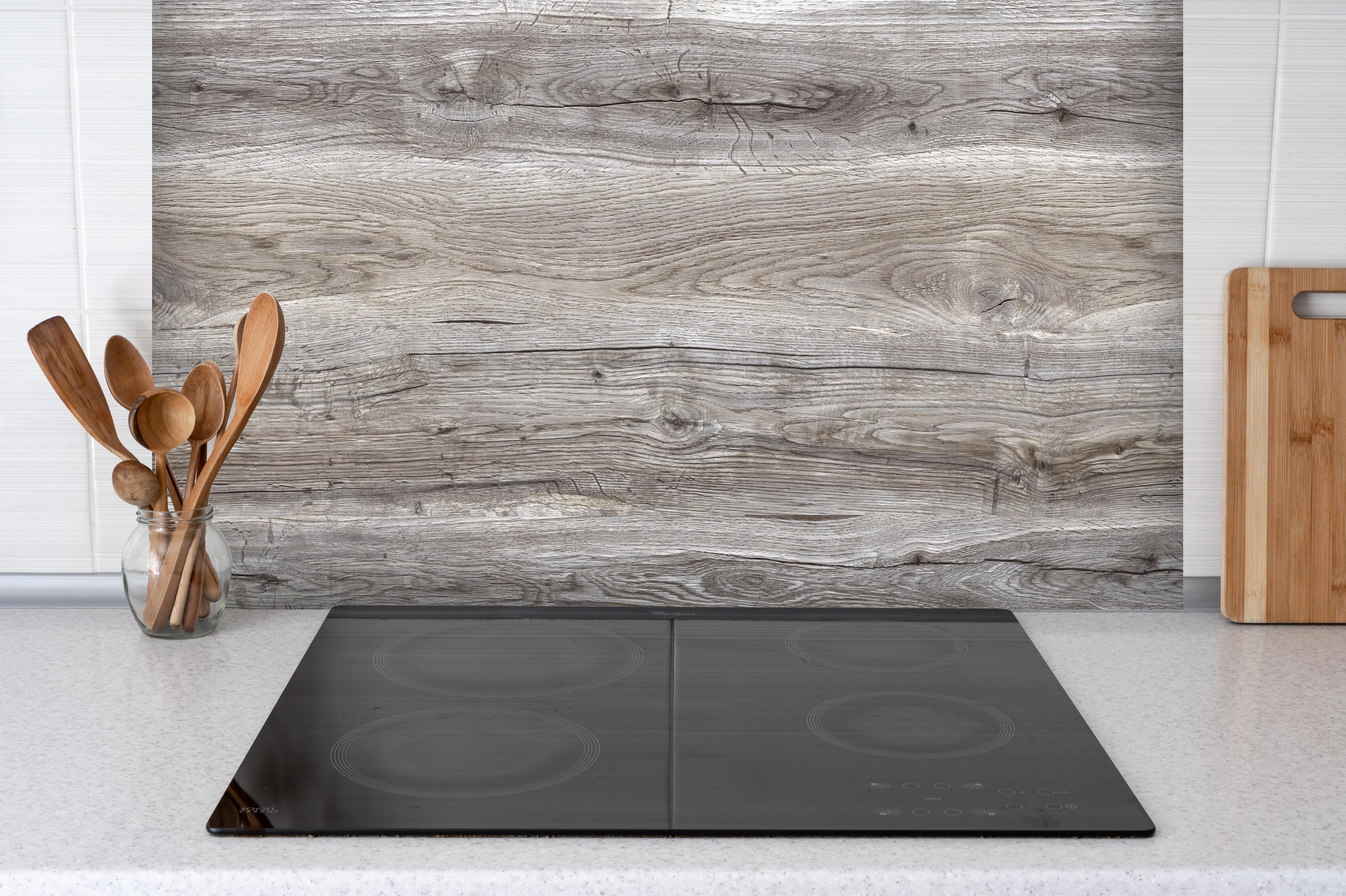 Spritzschutz - Hell-braune Holz Textur hinter einem Cerankochfeld zwischen Holz-Kochutensilien