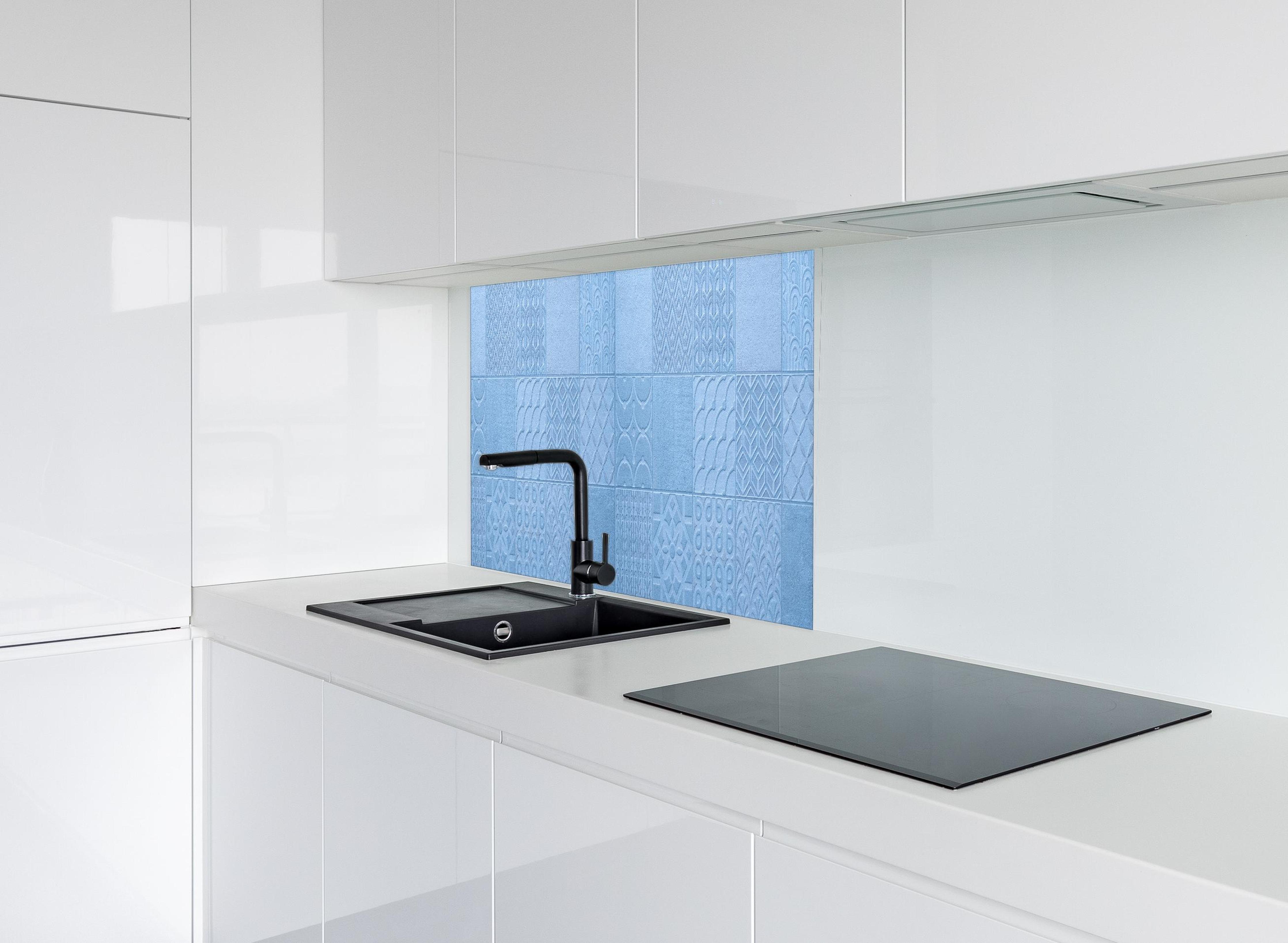 Spritzschutz - Hellblaue Fliesenmuster hinter modernem schwarz-matten Spülbecken in weißer Hochglanz-Küche