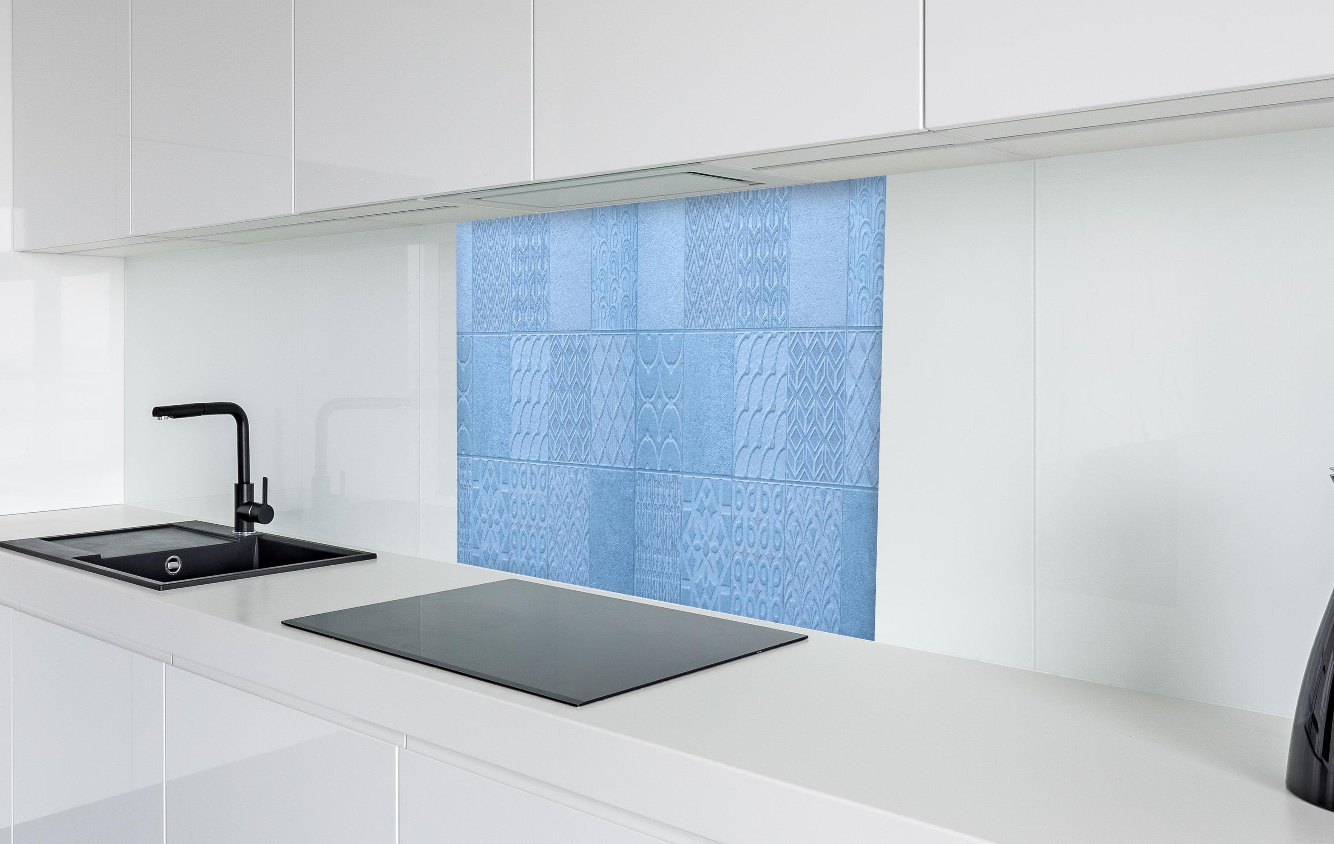 Spritzschutz - Hellblaue Fliesenmuster in weißer Hochglanz-Küche hinter einem Cerankochfeld