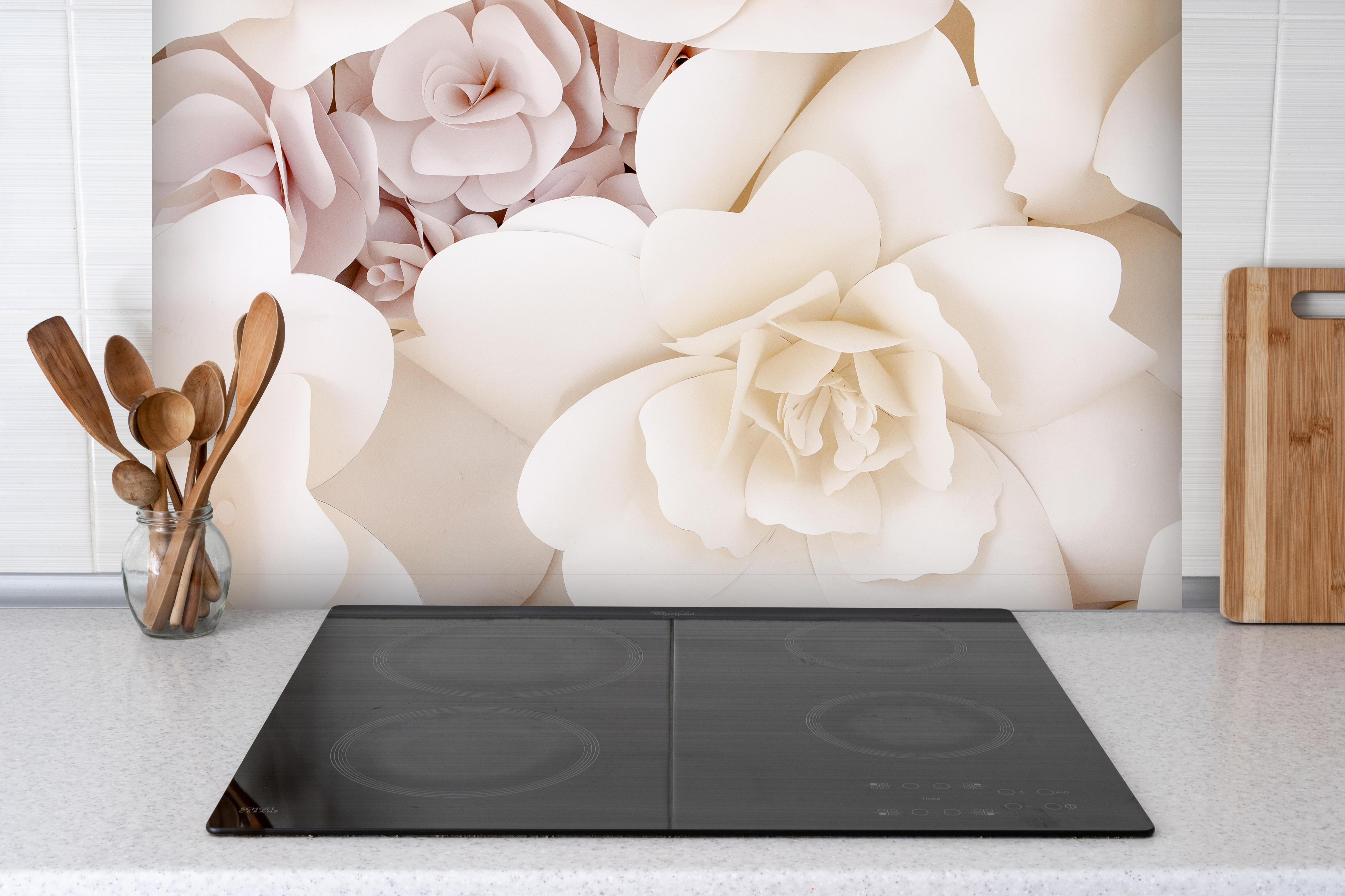 Spritzschutz - Helle ästhetische Papierblumen hinter einem Cerankochfeld zwischen Holz-Kochutensilien