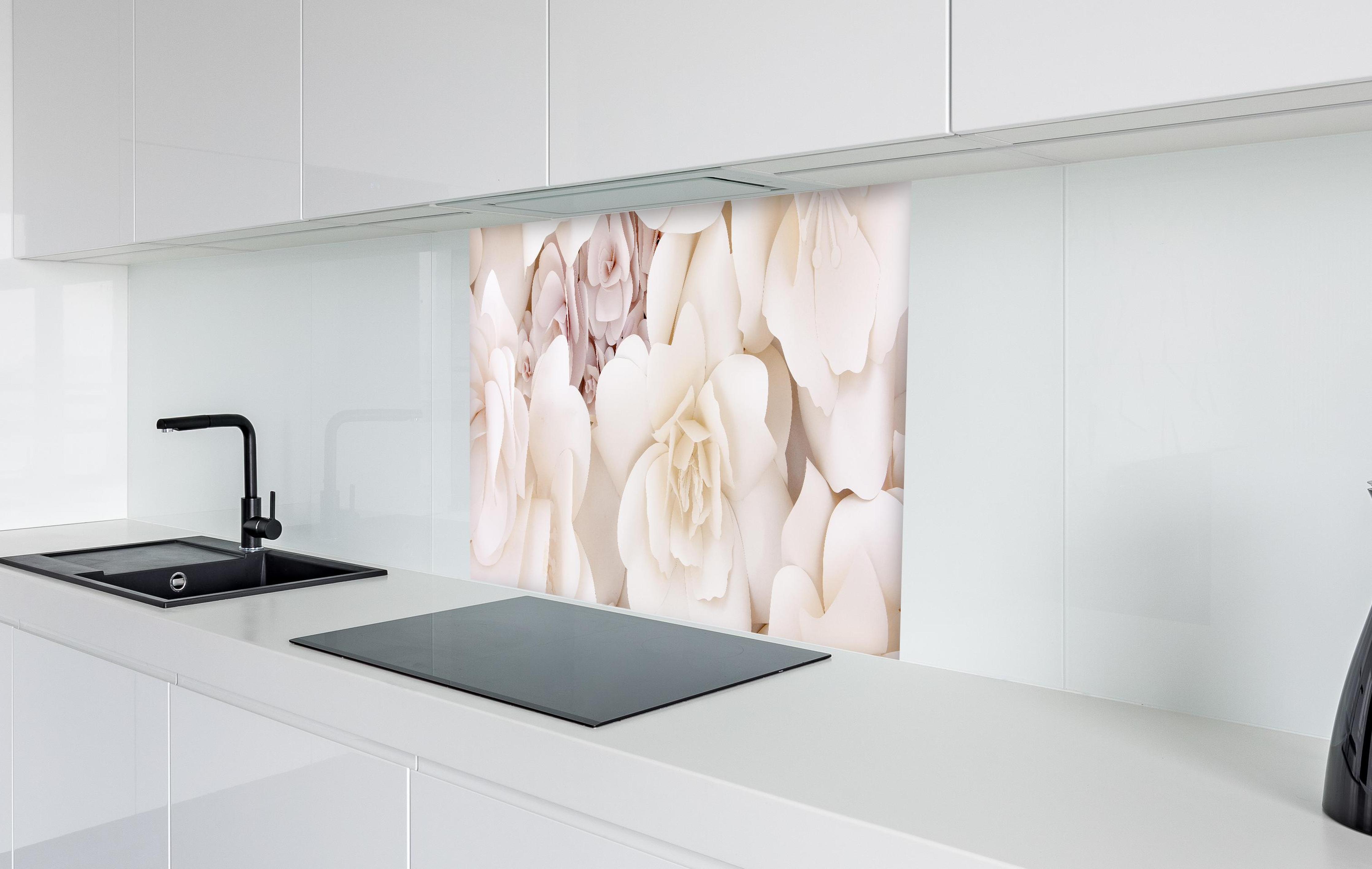 Spritzschutz - Helle ästhetische Papierblumen in weißer Hochglanz-Küche hinter einem Cerankochfeld