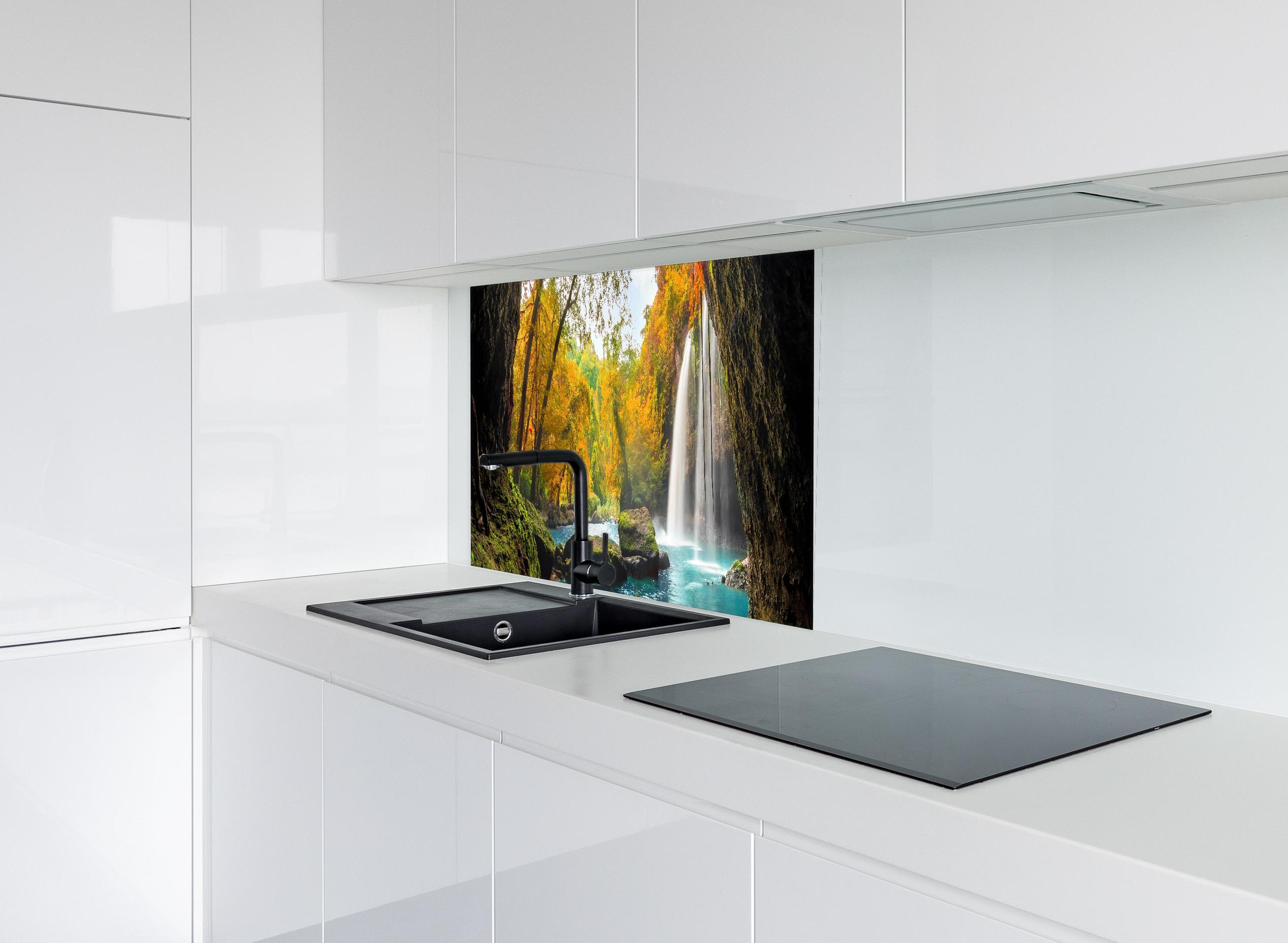 Spritzschutz - Heo Suwat Wasserfall in Thailand hinter modernem schwarz-matten Spülbecken in weißer Hochglanz-Küche
