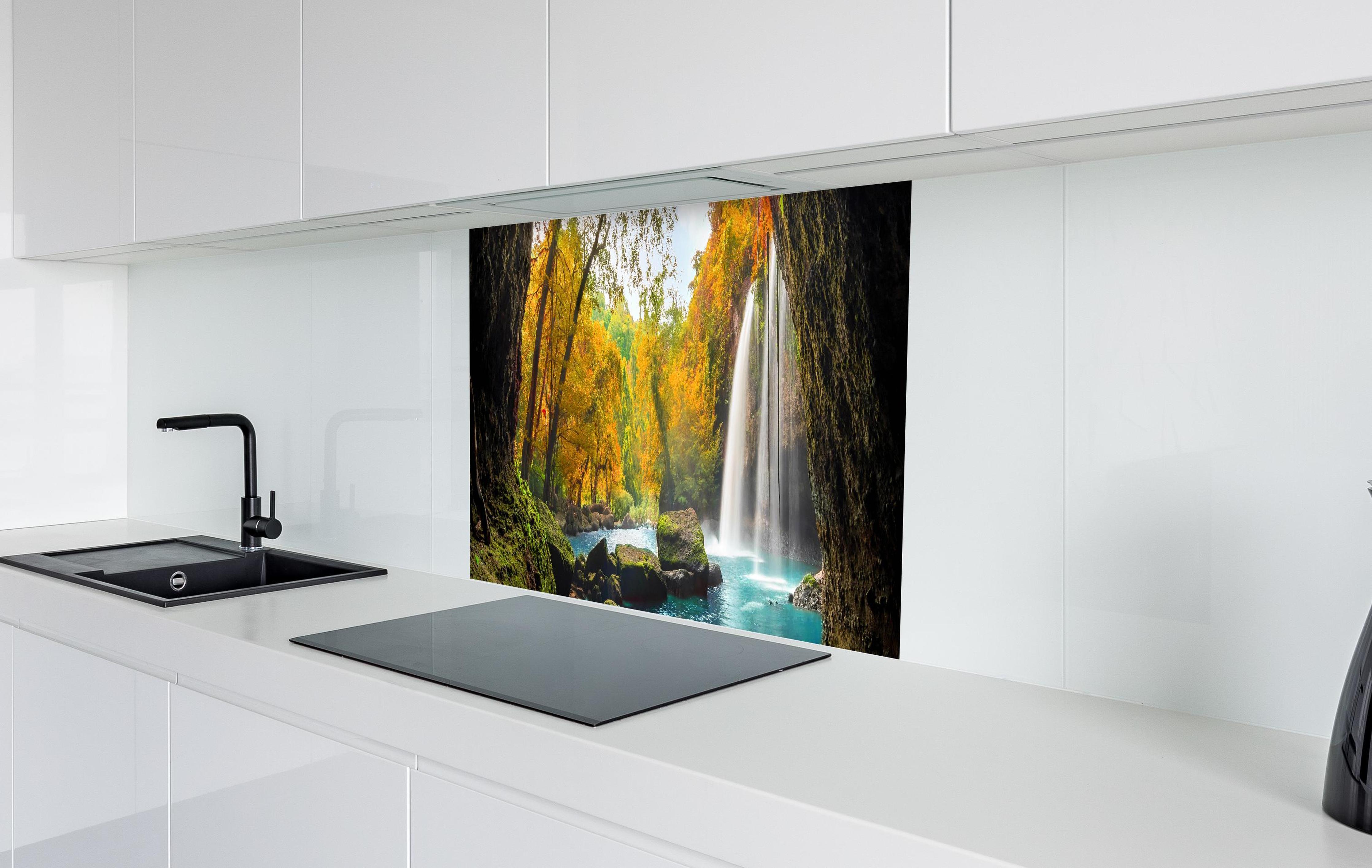 Spritzschutz - Heo Suwat Wasserfall in Thailand in weißer Hochglanz-Küche hinter einem Cerankochfeld