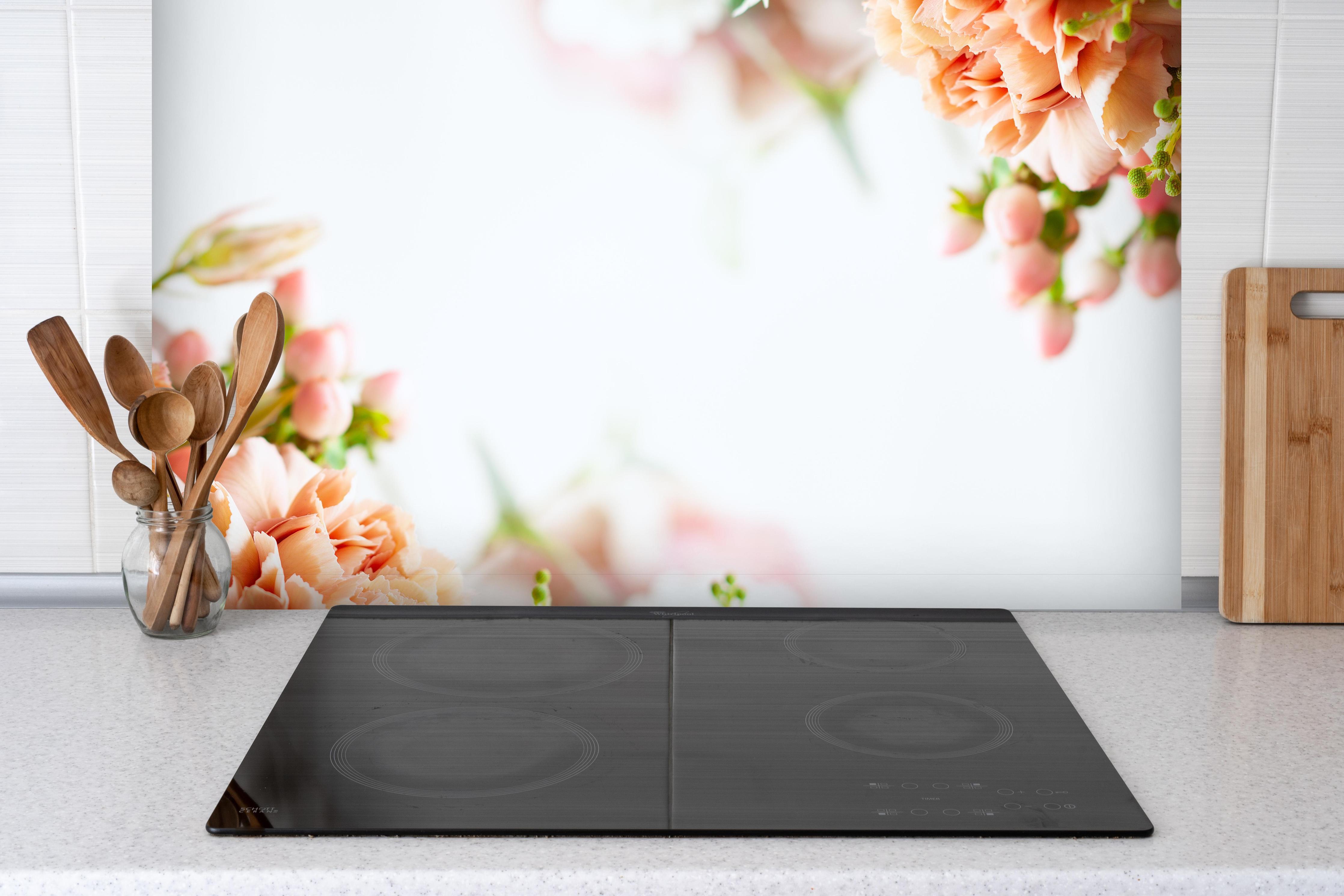 Spritzschutz - Herbstliche Blumenkomposition - Nahaufnahme hinter einem Cerankochfeld zwischen Holz-Kochutensilien